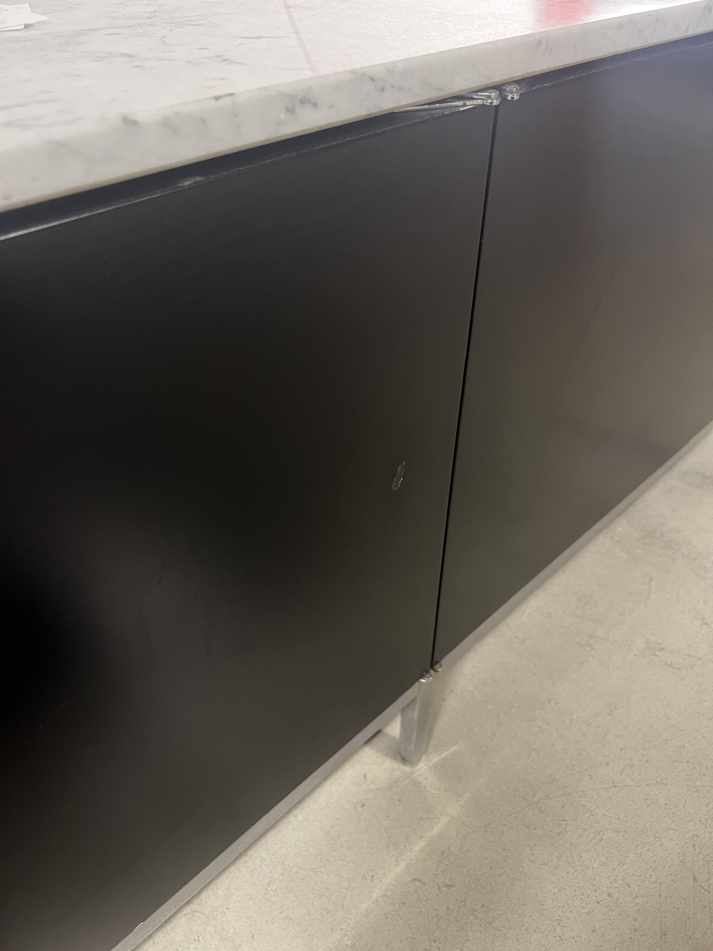 Buffet minimaliste de Florence Knoll en bois noir et marbre blanc, 1970