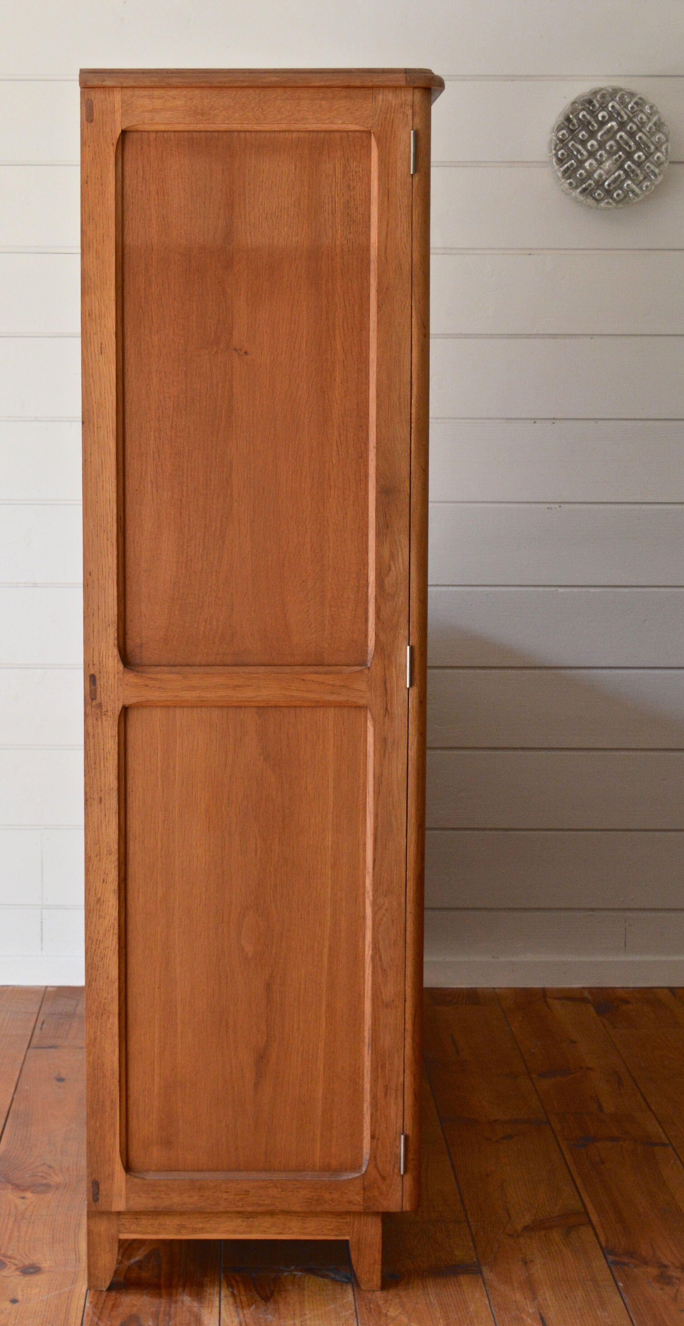 Asymmetrical cabinet