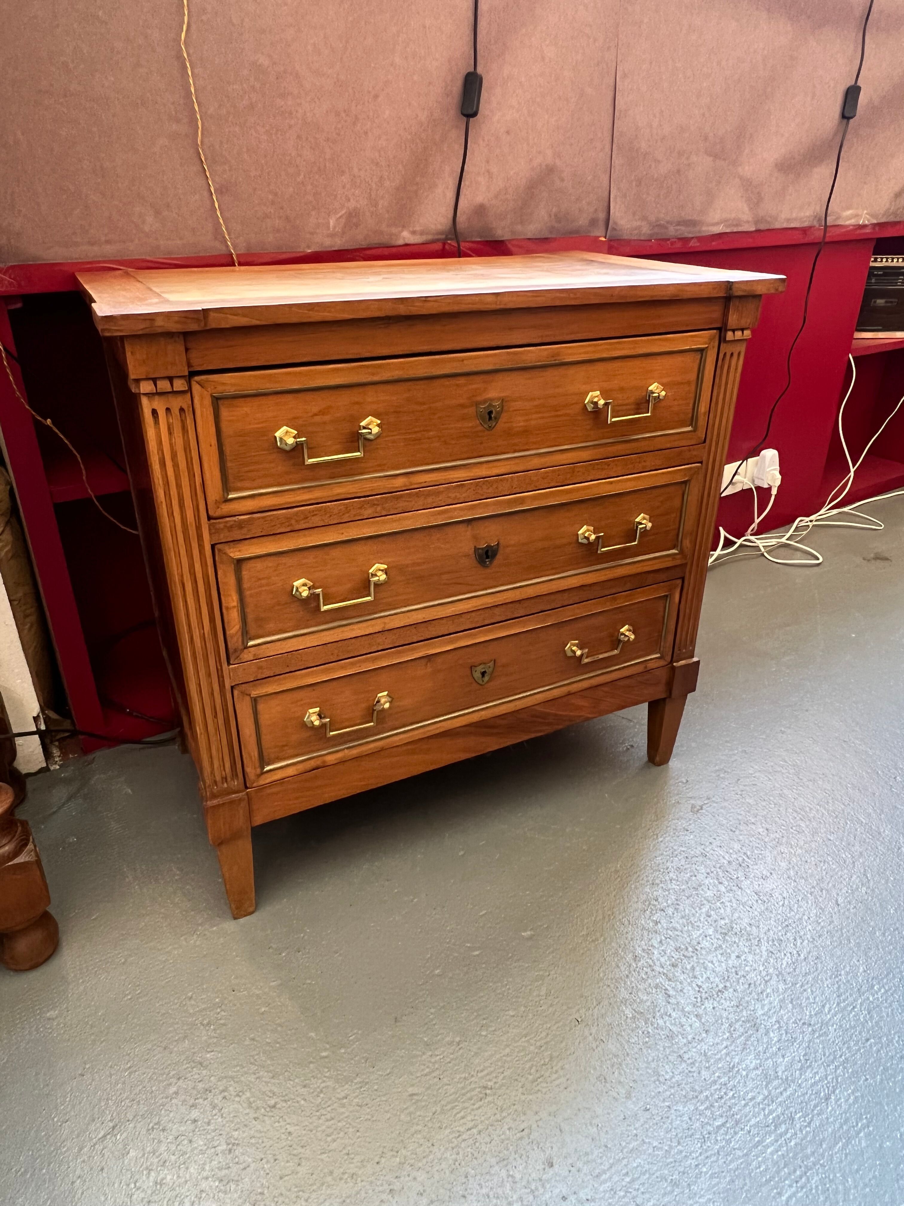 Chest of drawers louis XVI style, early twentieth in solid walnut