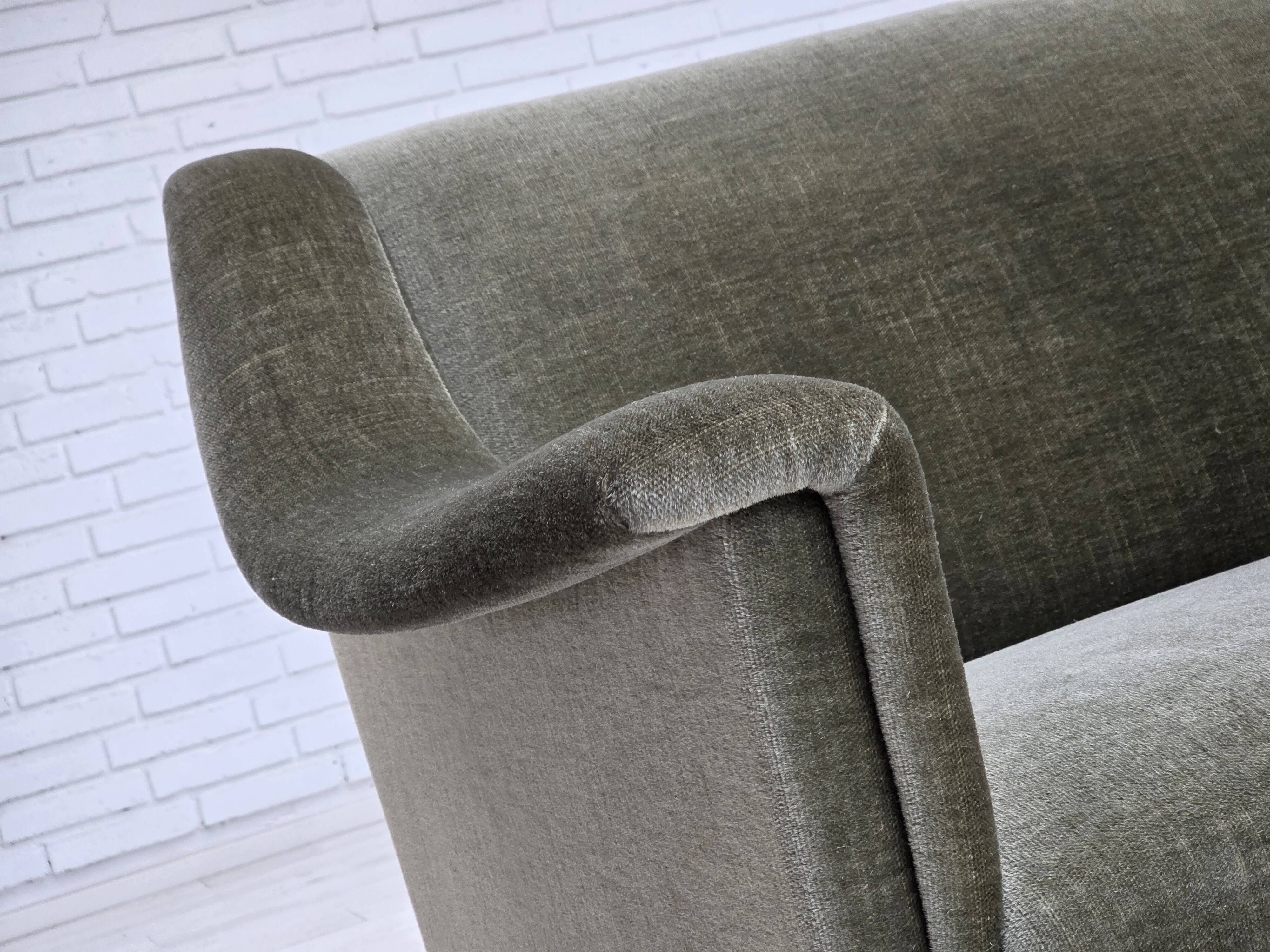 Canapé 2 places danois des années 1970, velours vert, bois de hêtre.