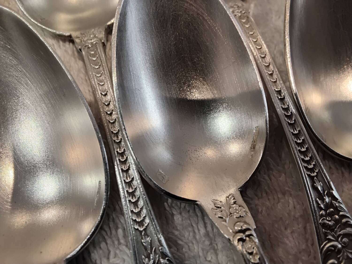 11 silver-plated metal teaspoons, Boulenger LXV scales