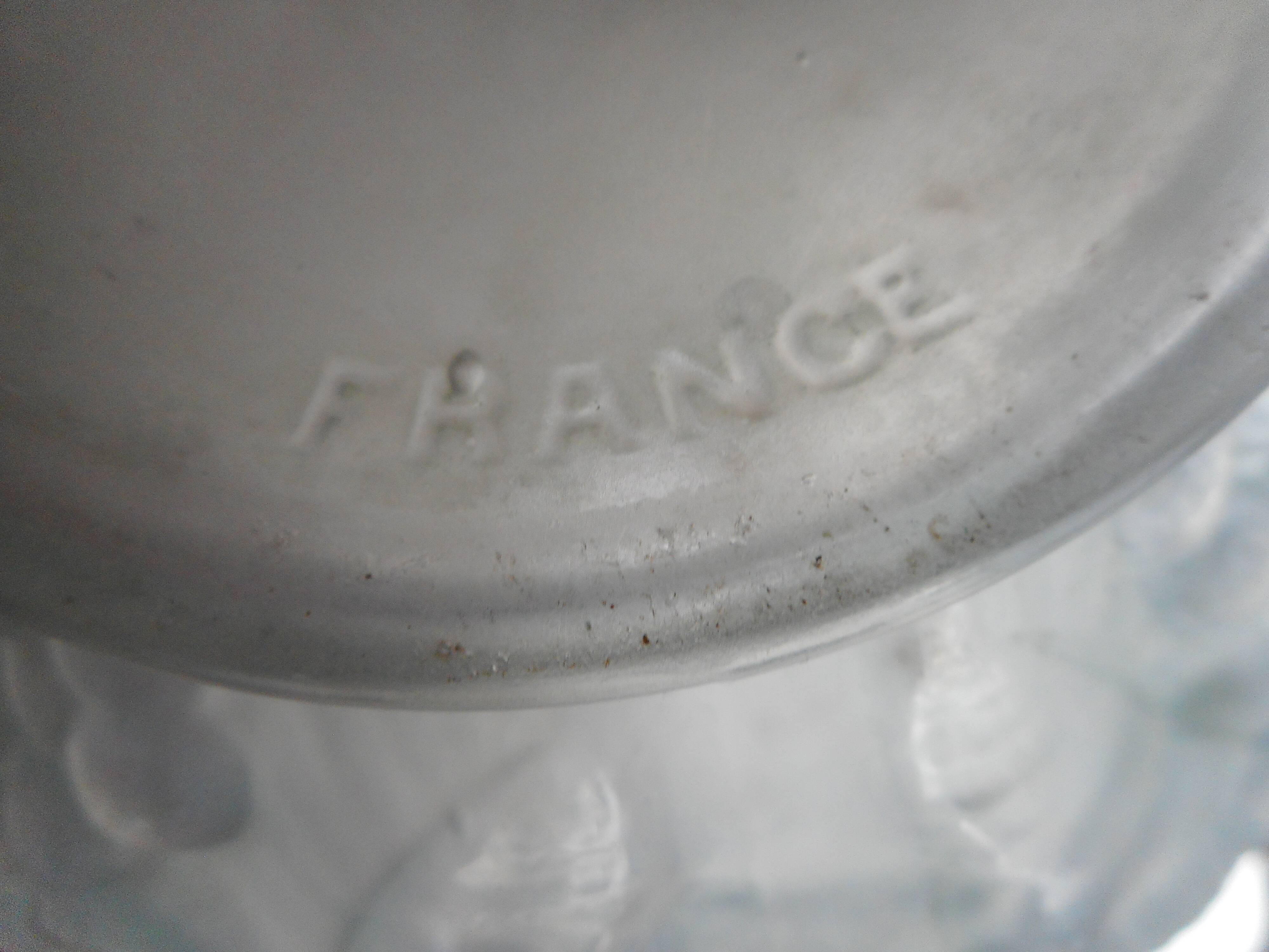 Vase boule en verre moulé art déco