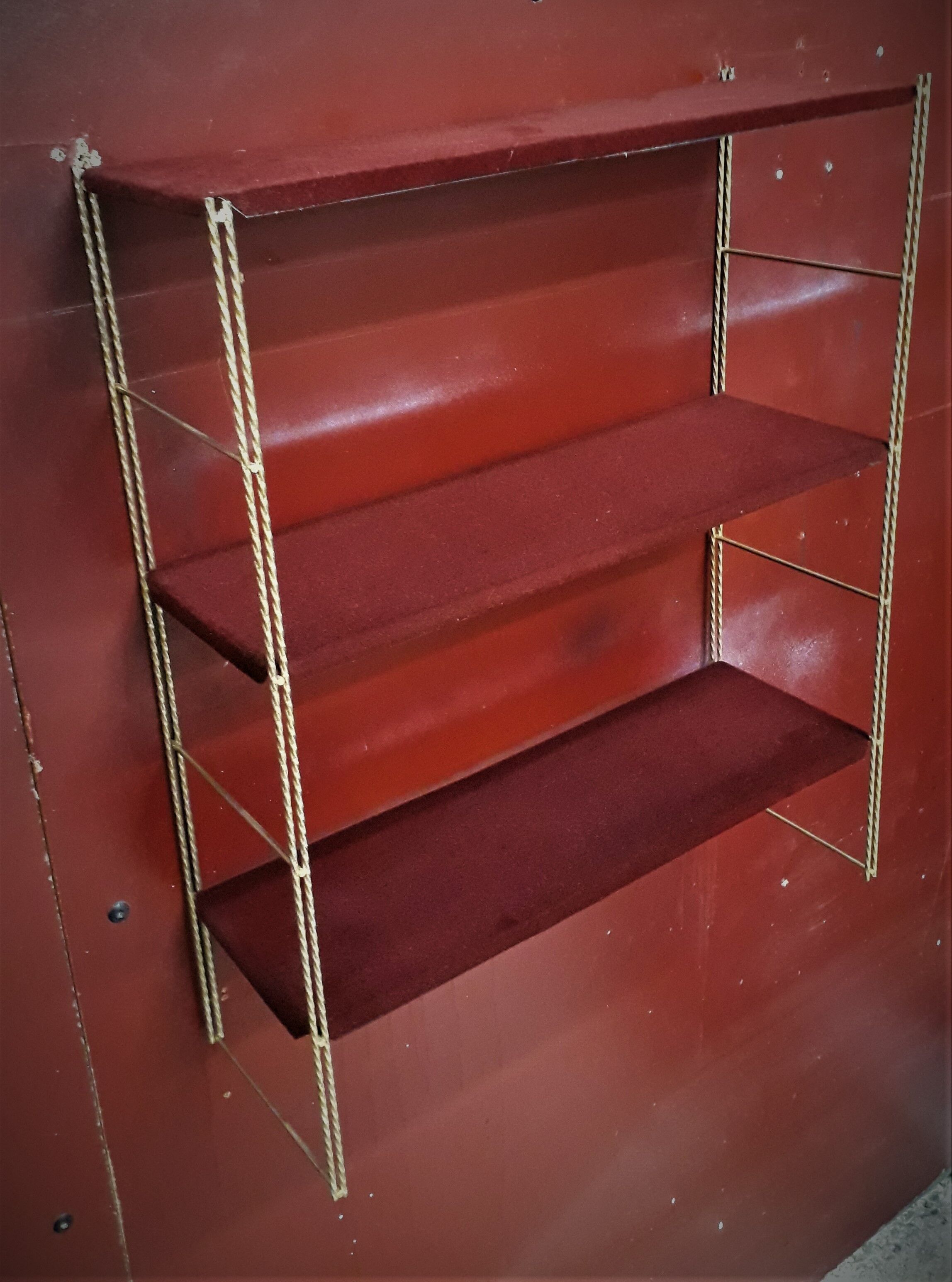 String metal shelf