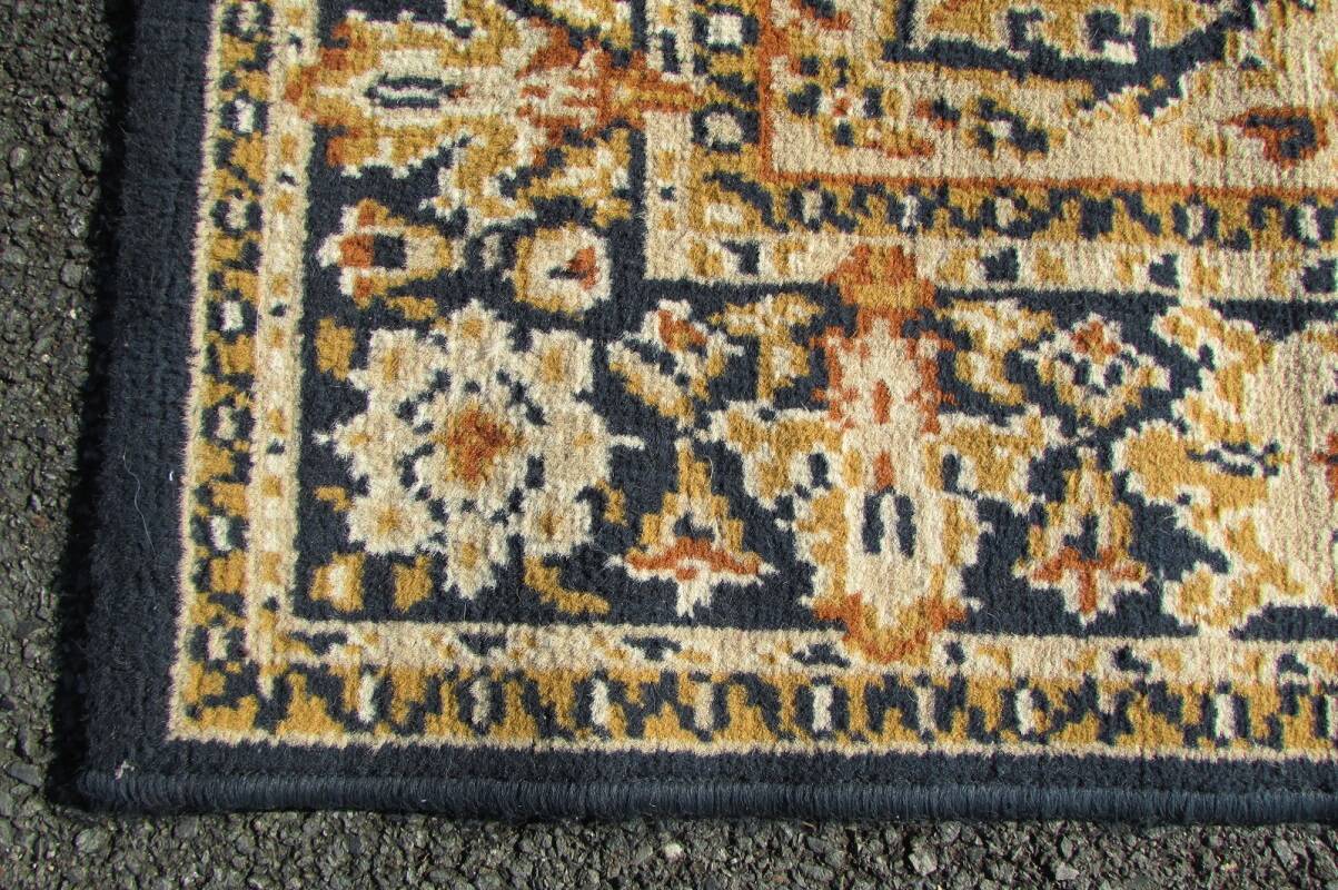Mechanical blue rug: 178 x 127 cm