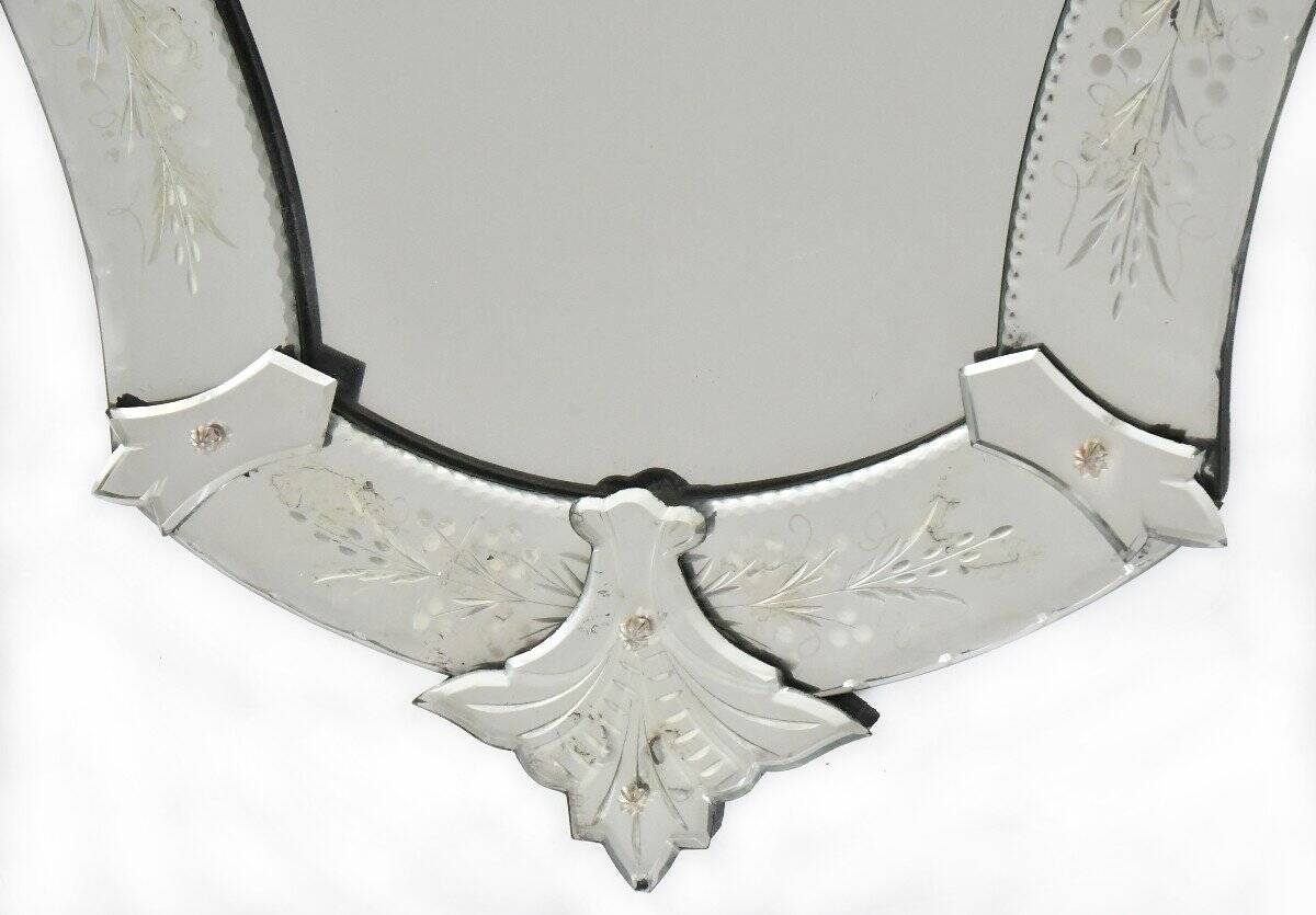 Oval mirror called Venice