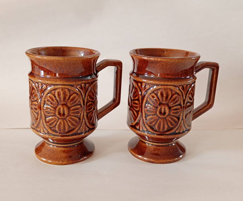 Pair of Vintage 1970s Footed Ceramic Mugs – Retro British Pottery Style