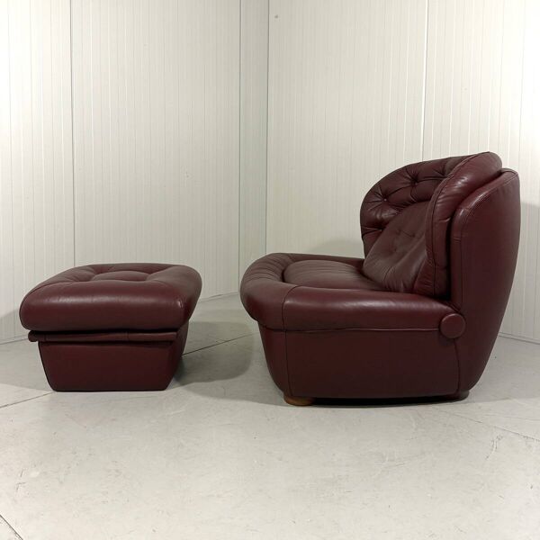 Fauteuil et repose-pieds en cuir bourgogne français de style futuriste des années 1970.