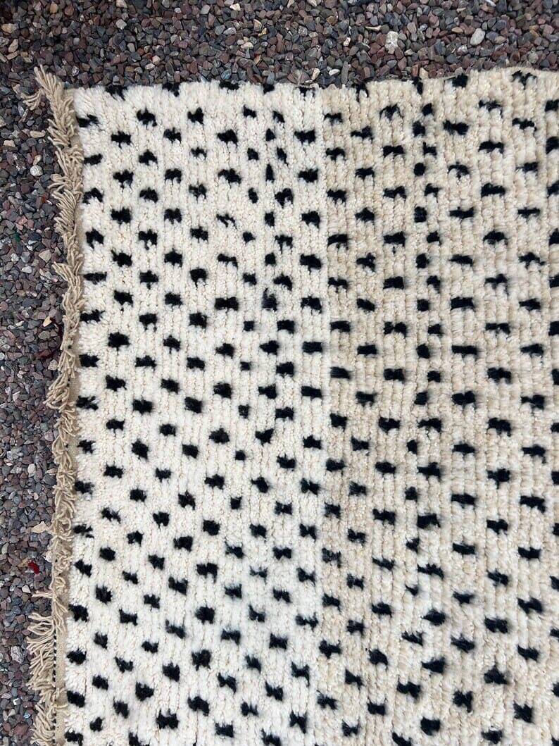 Handmade Berber rug, size 150 x 250 cm.