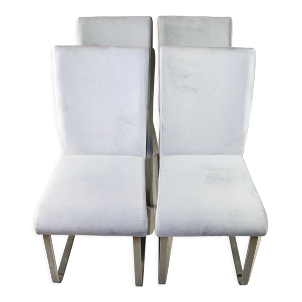 Chaises grises sur pieds en aluminium