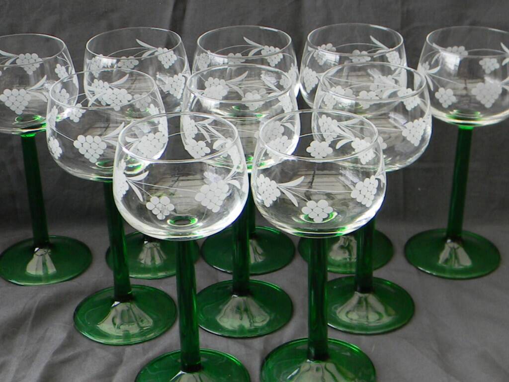 Set of 10 Alsatian white wine glasses in engraved glass.