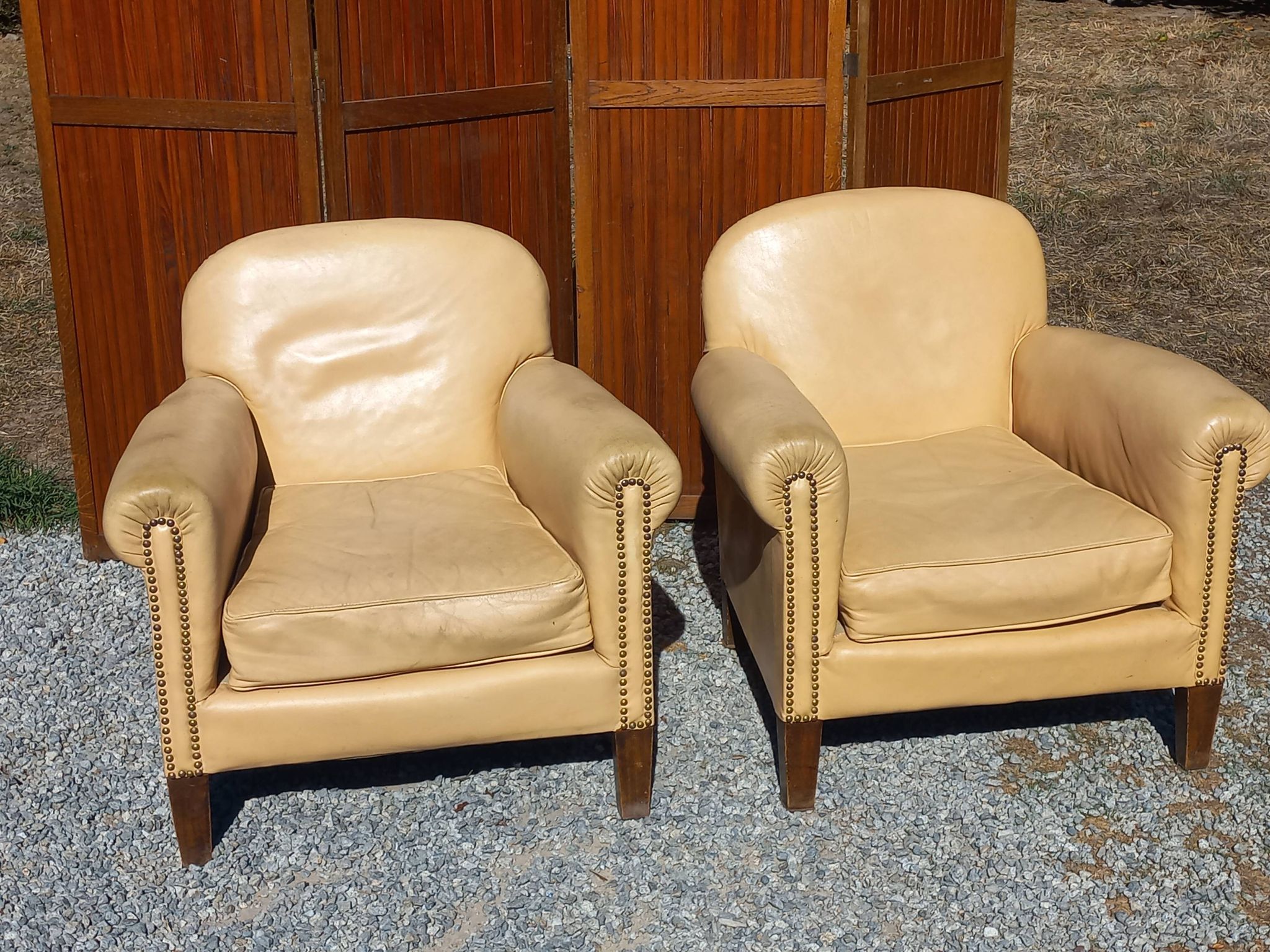 Pair of 1930s club armchairs in ivory leather.