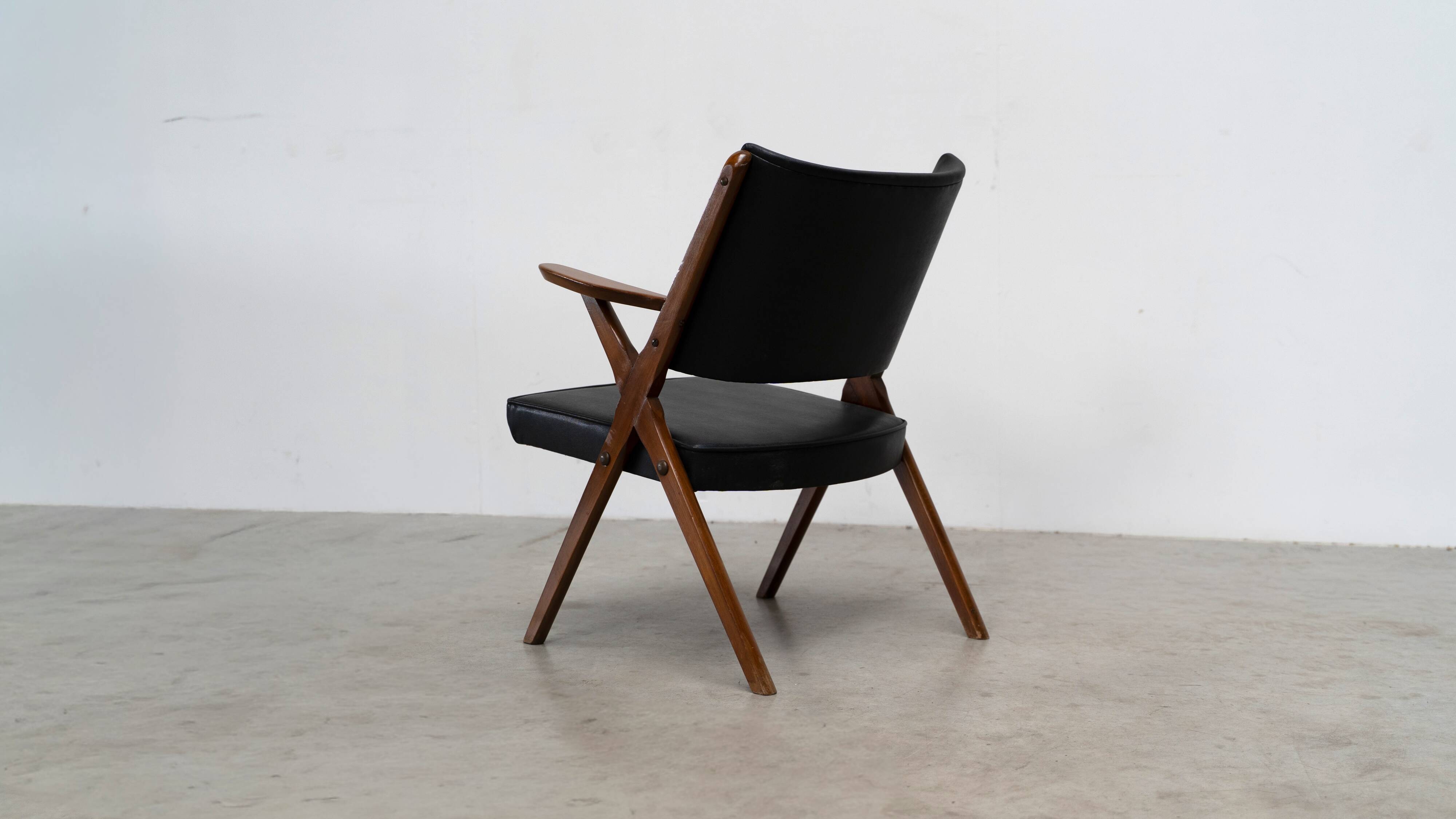 Leather lounge chair by Dal Vera