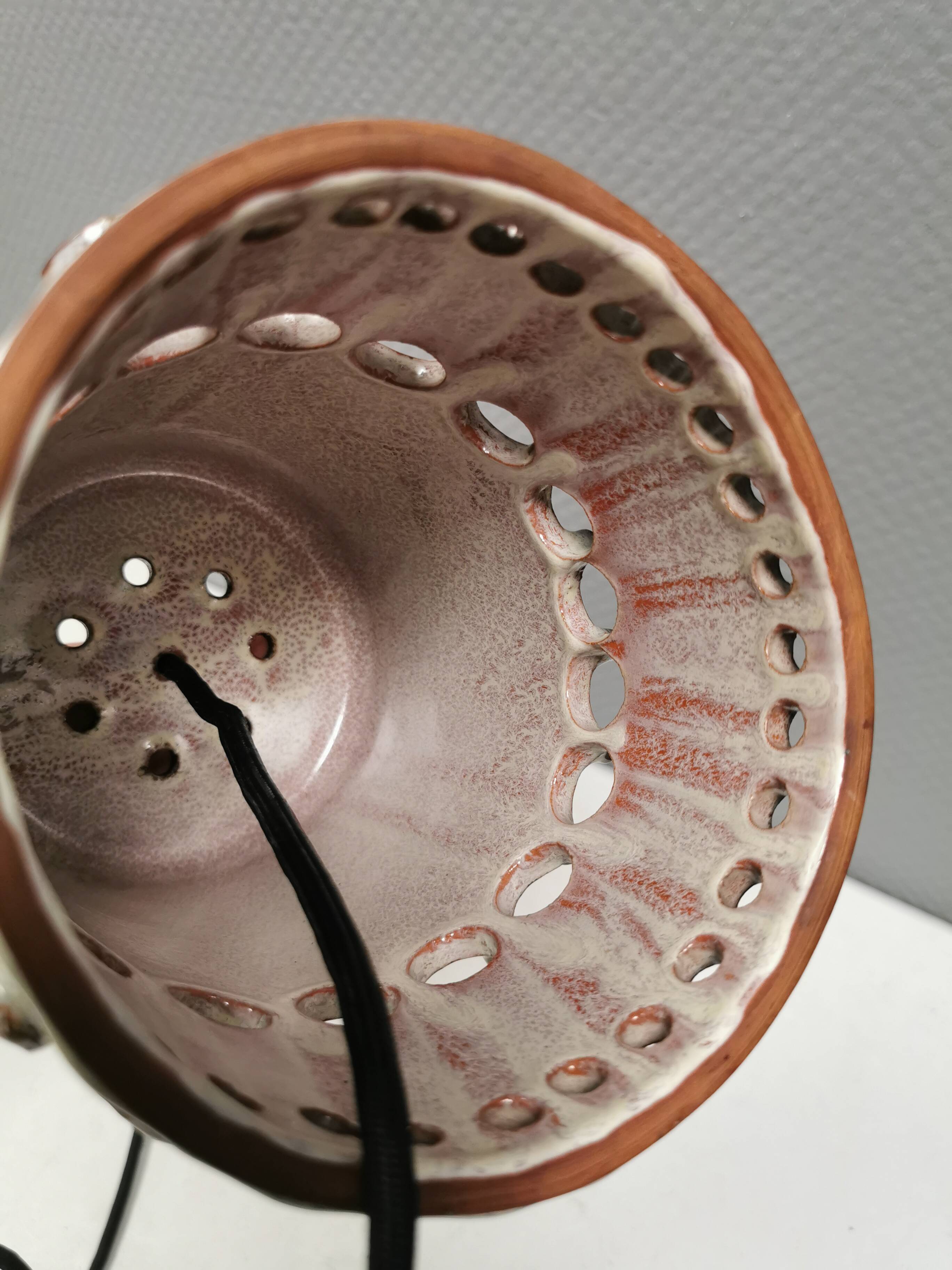 Beautiful, cylinder-shaped hanging lamp in ceramic.