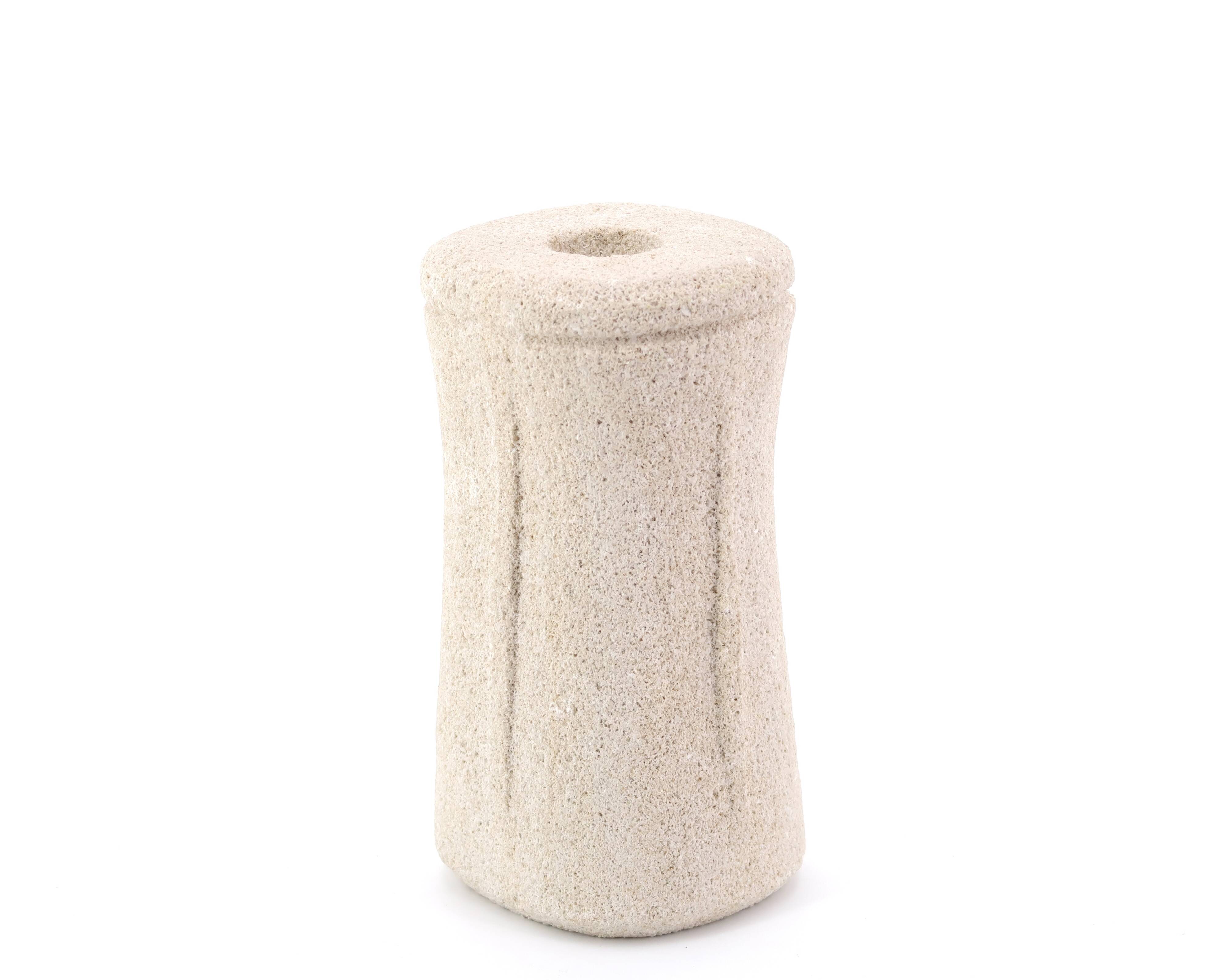 Vase ou bougeoir sculpté dans la pierre, années 70