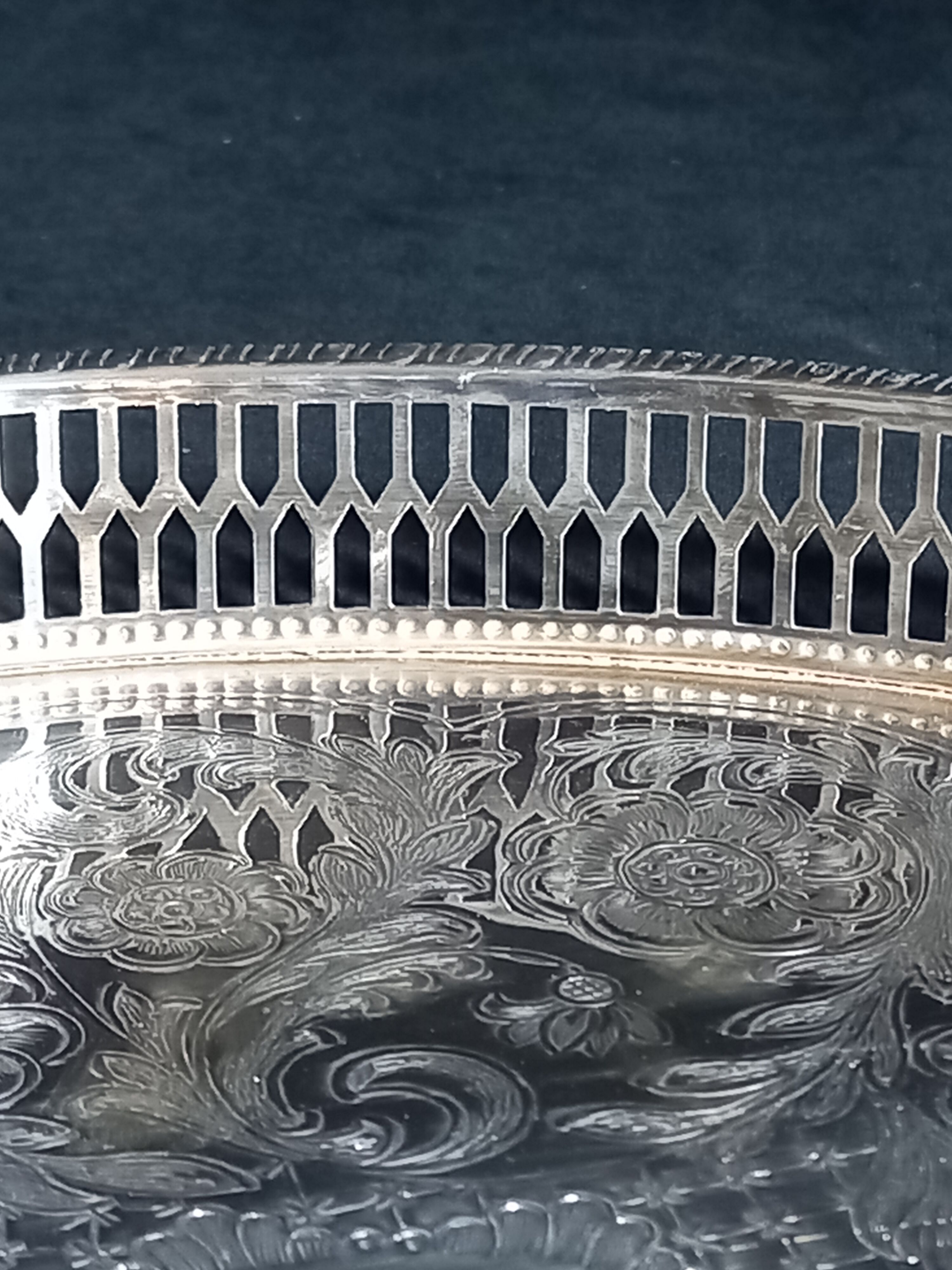 English service tray in engraved silver metal
