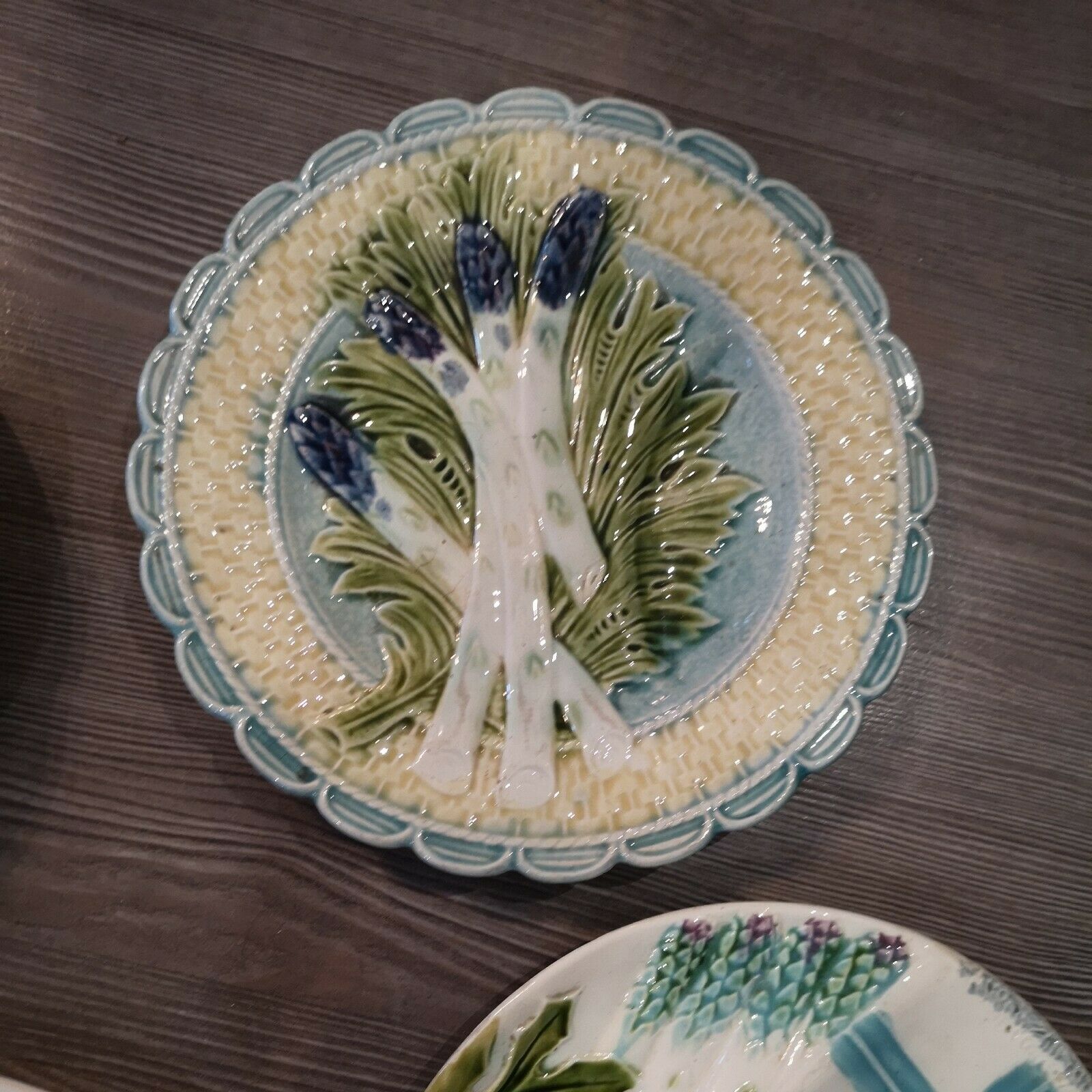 Set of 9 dishes and majolica asparagus plates from different manufactures