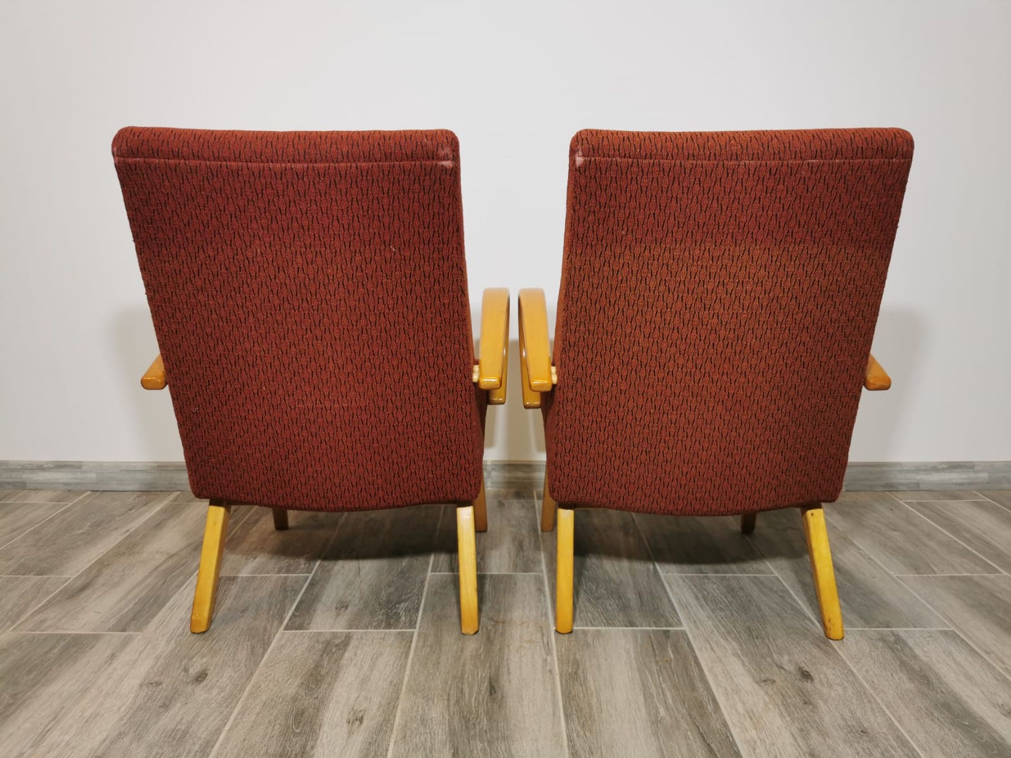 Paire de fauteuils by Jaroslav Smidek