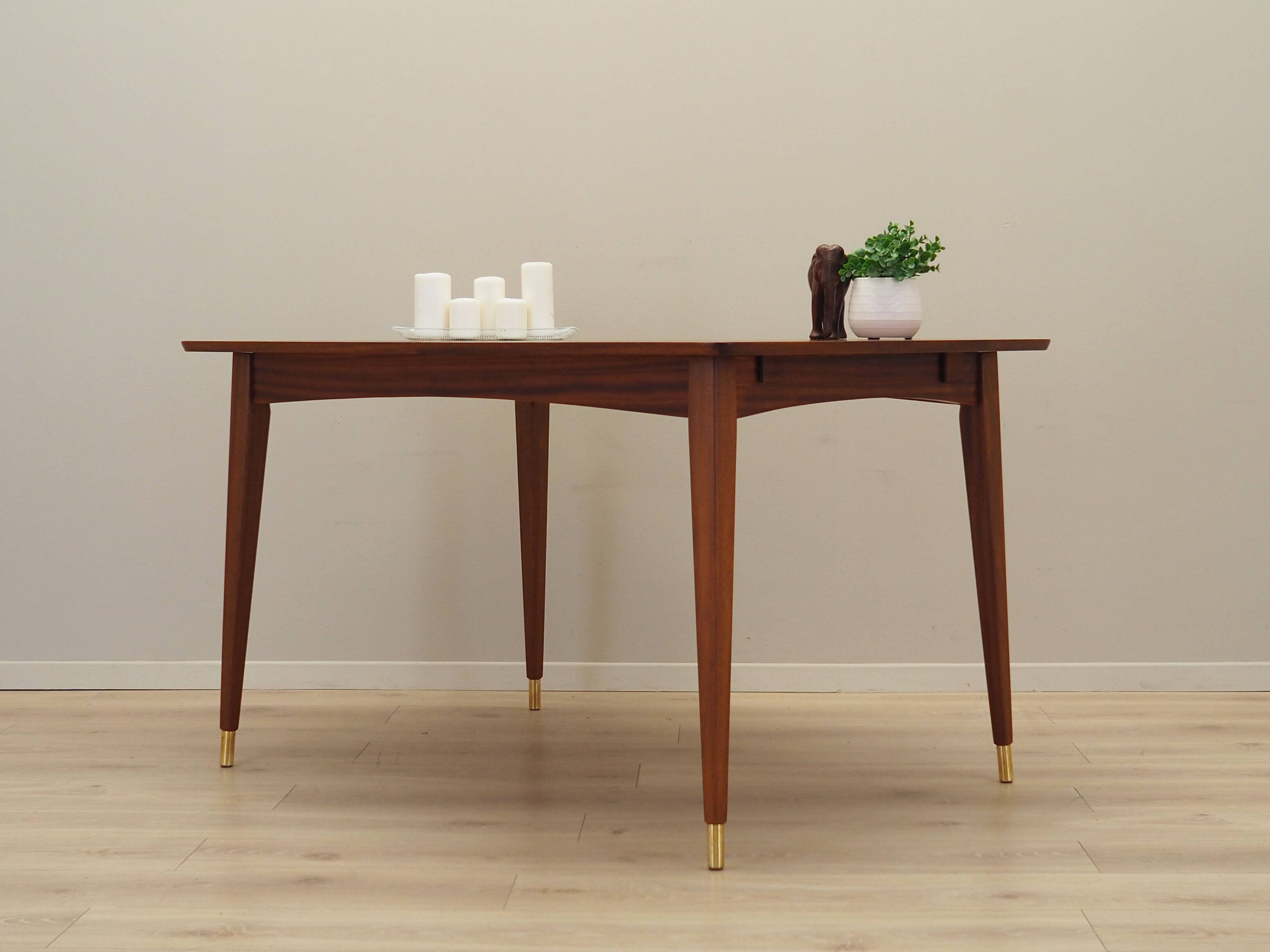 Table en acajou, design danois, années 1970, production : Danemark