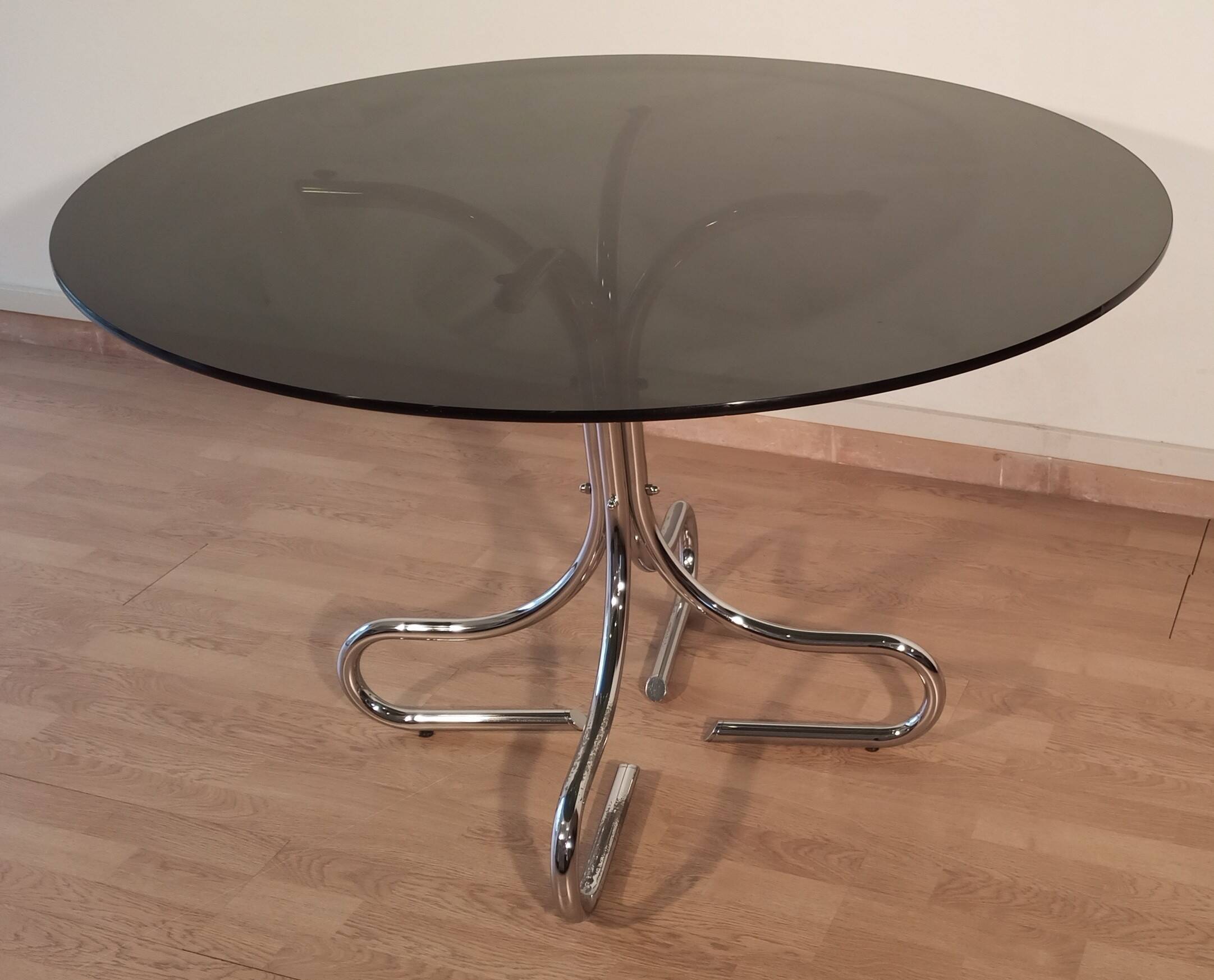 Table basse italienne du milieu du siècle en chrome et acier avec plateau rond en verre fumé, années 1960