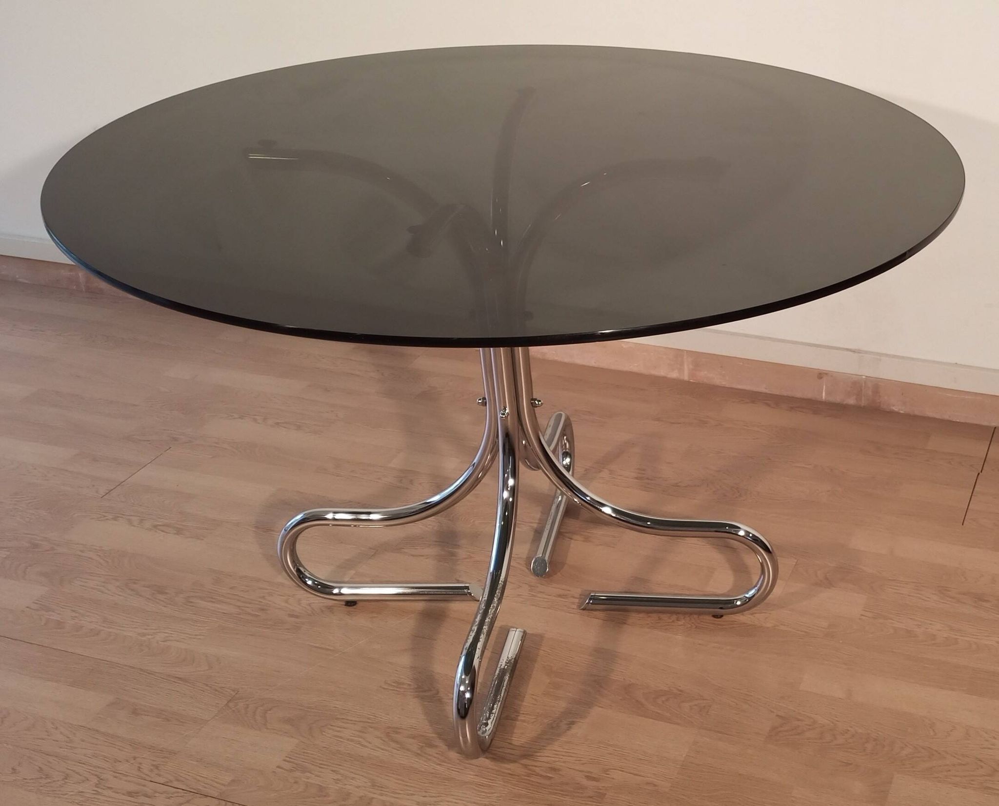 Table basse italienne du milieu du siècle en chrome et acier avec plateau rond en verre fumé, années 1960
