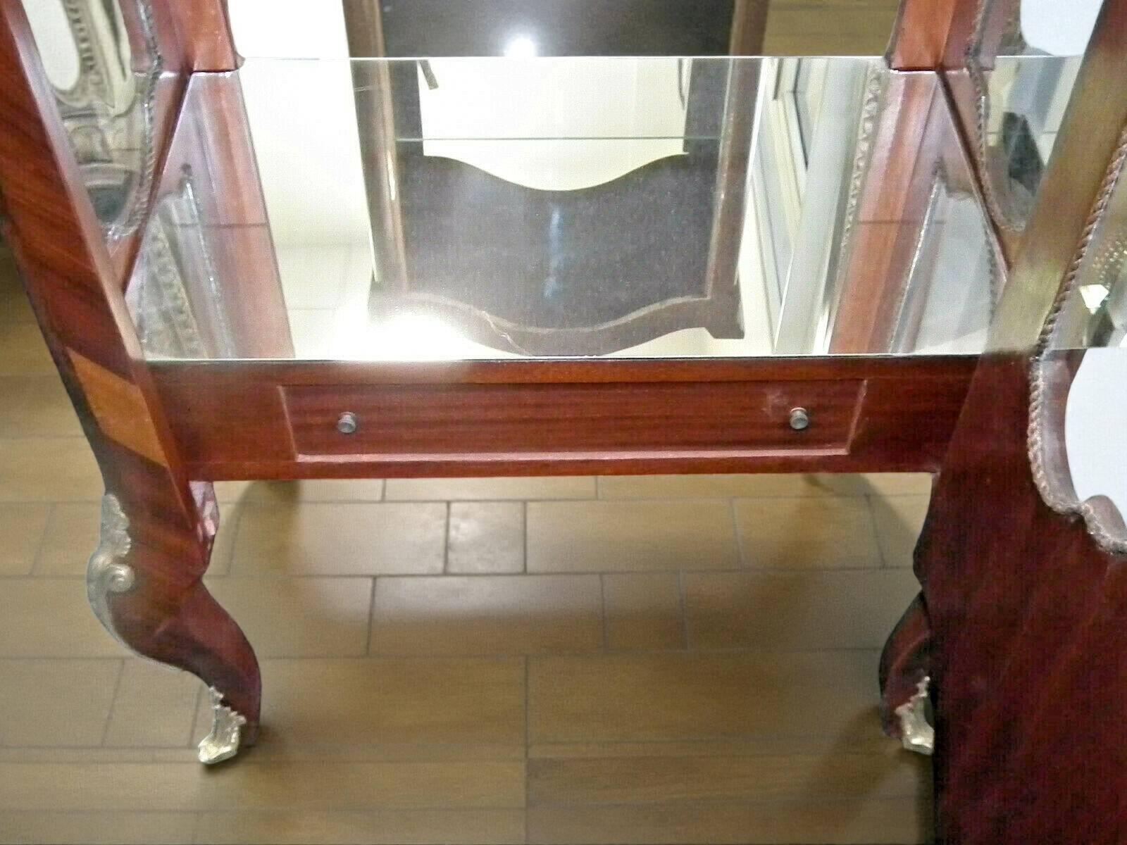 A Louis XV style display cabinet with three beechwood shelves and a white marble top.