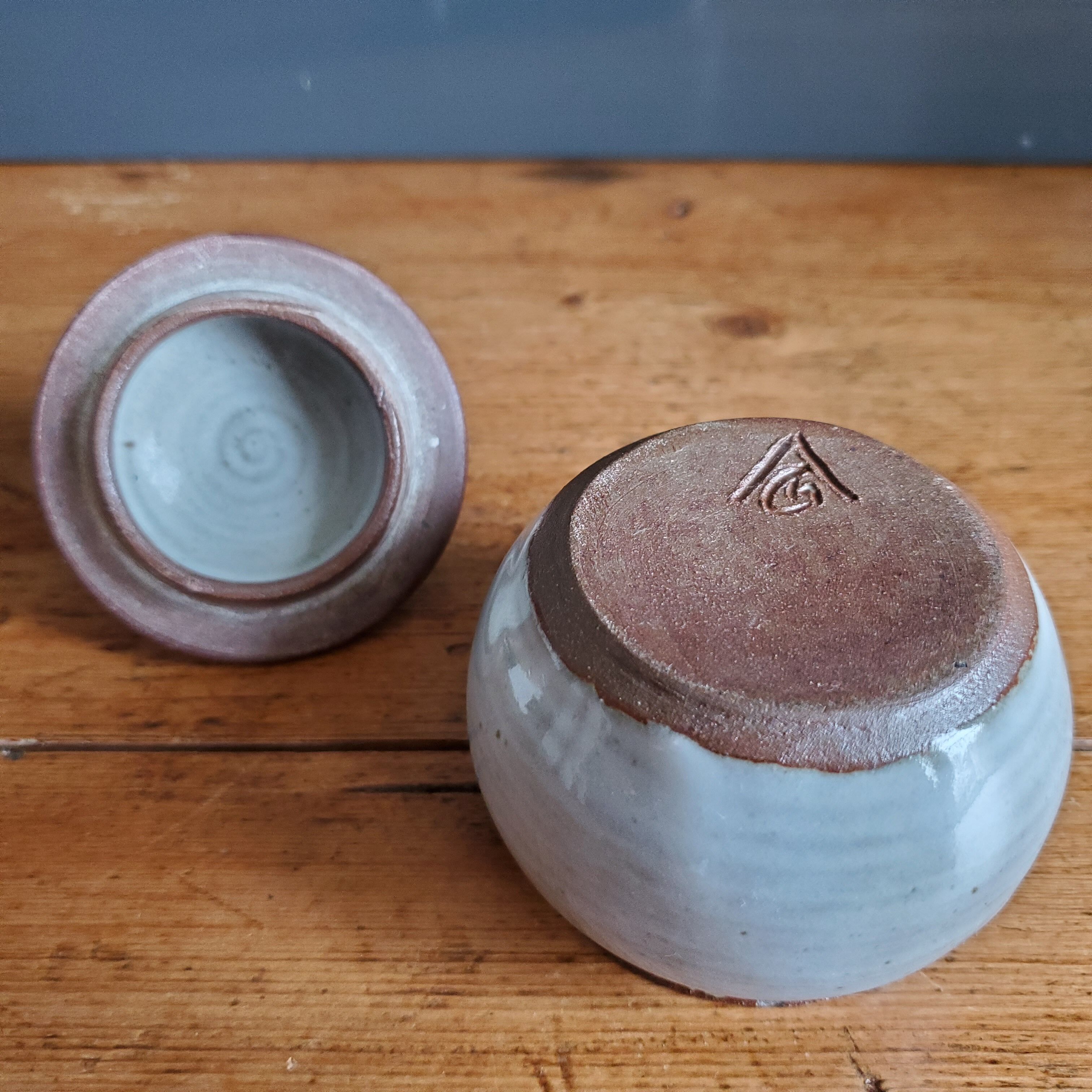 Covered pot in Poncé sandstone signed