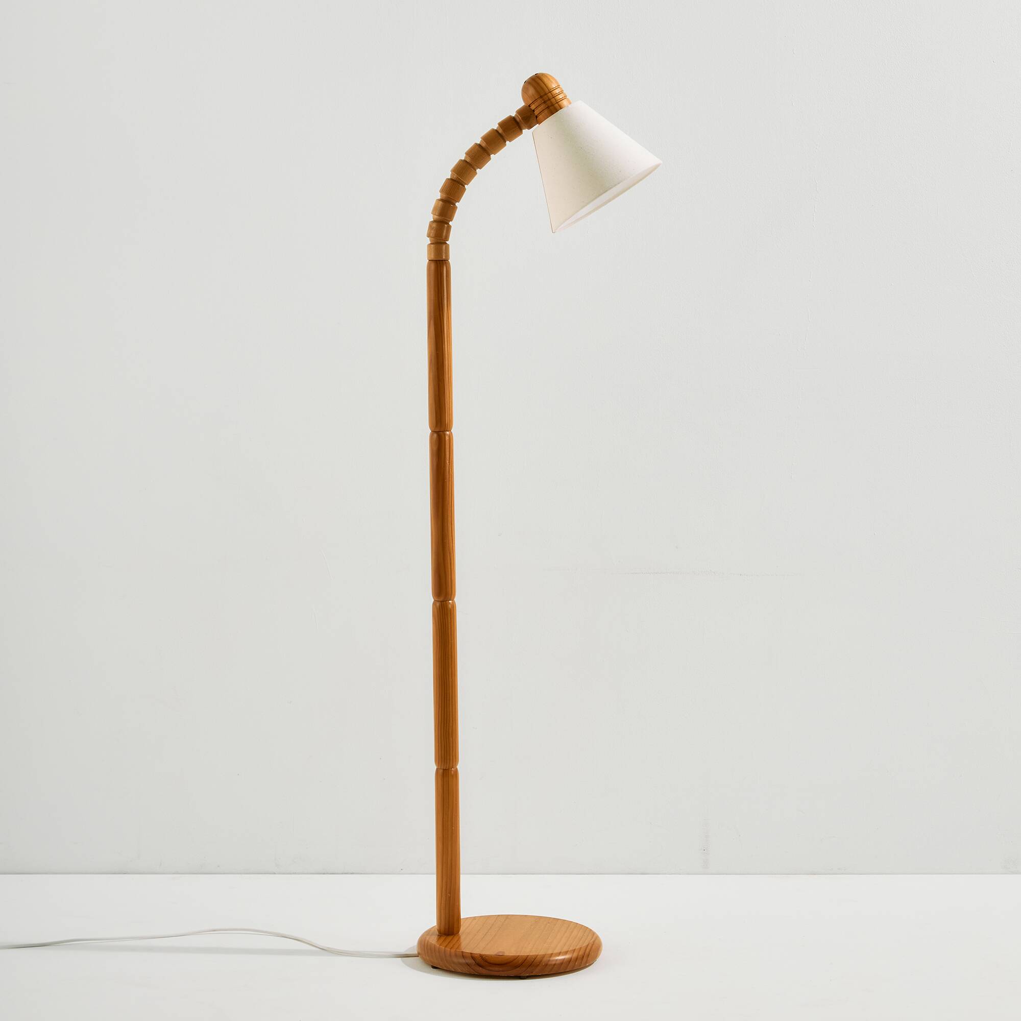 Pine floor lamp for Solbackens Svarveri