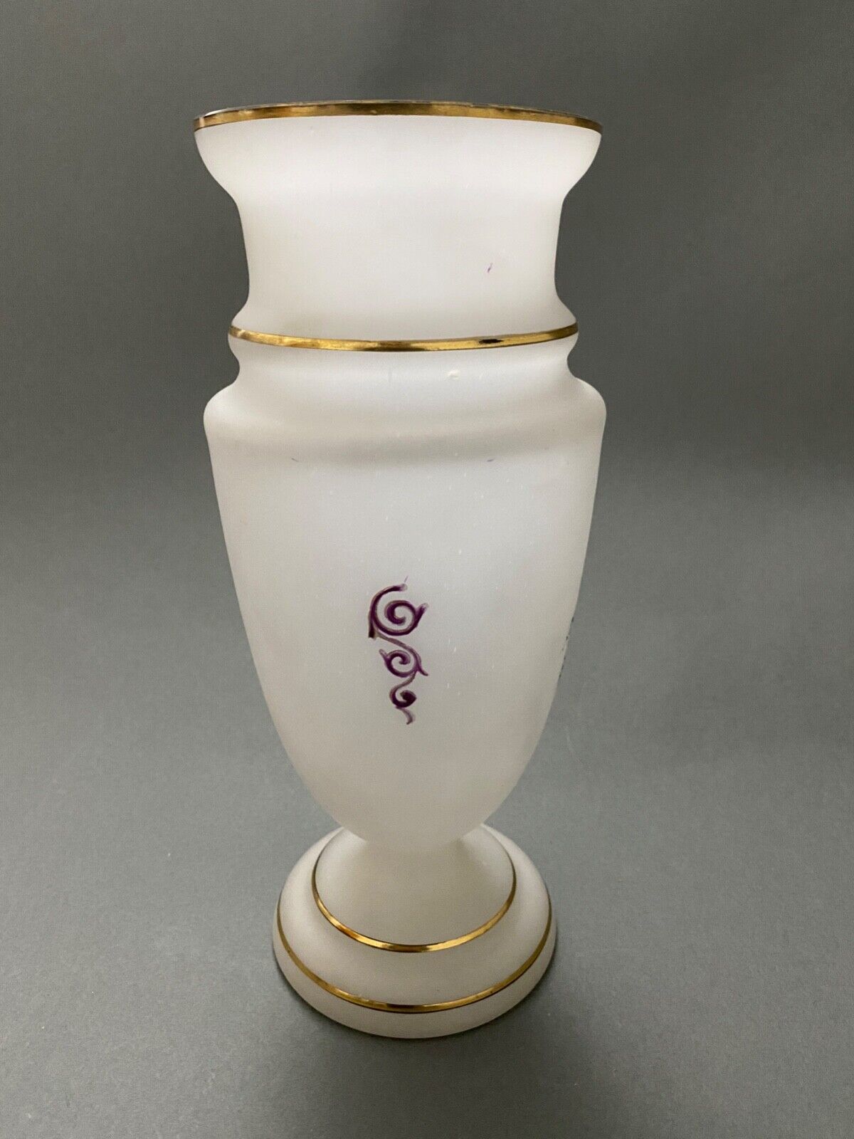 Vase en opaline decor emaille Louis XVI fin XIXe