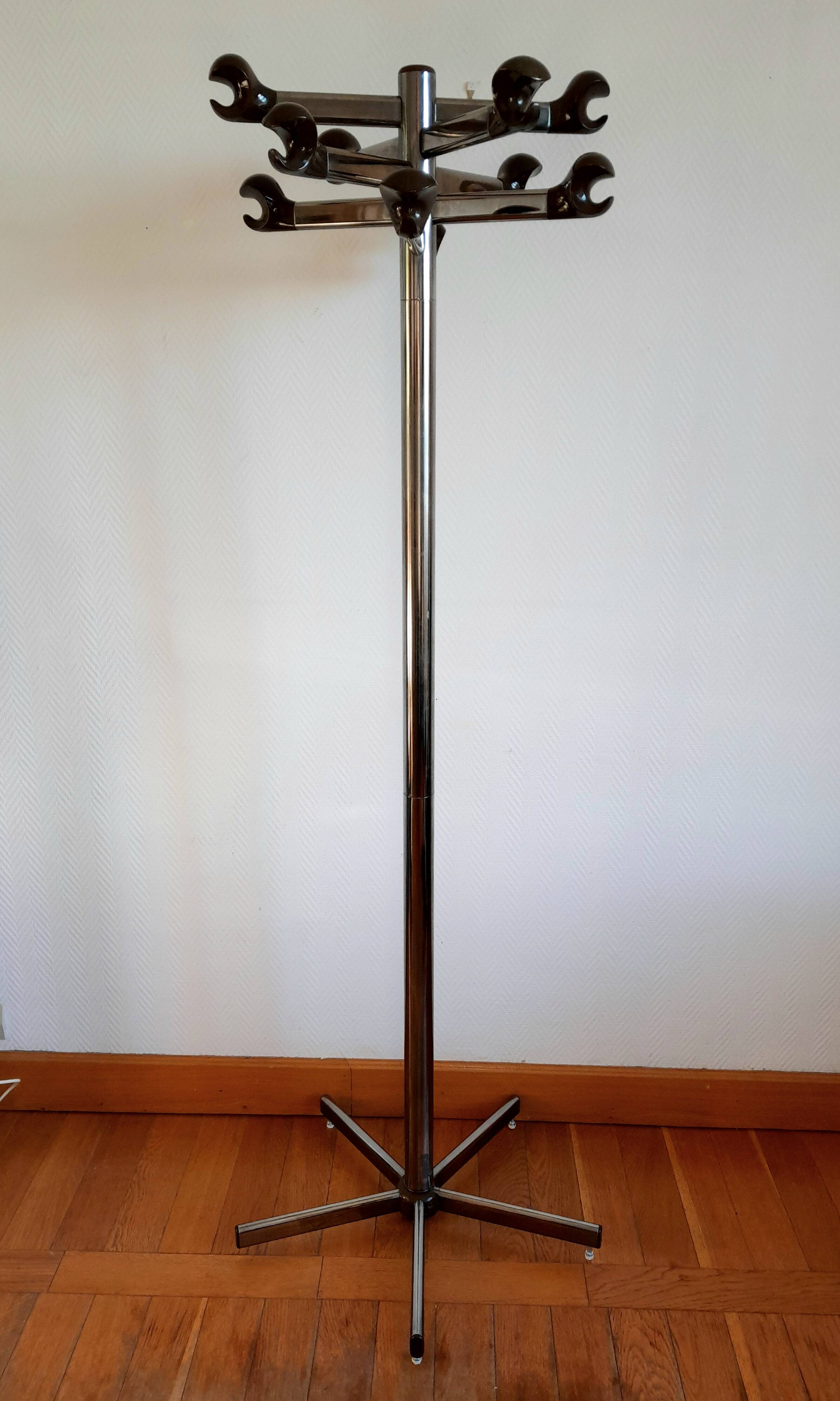Space age 1970 coat rack in chromed metal and Bakelite