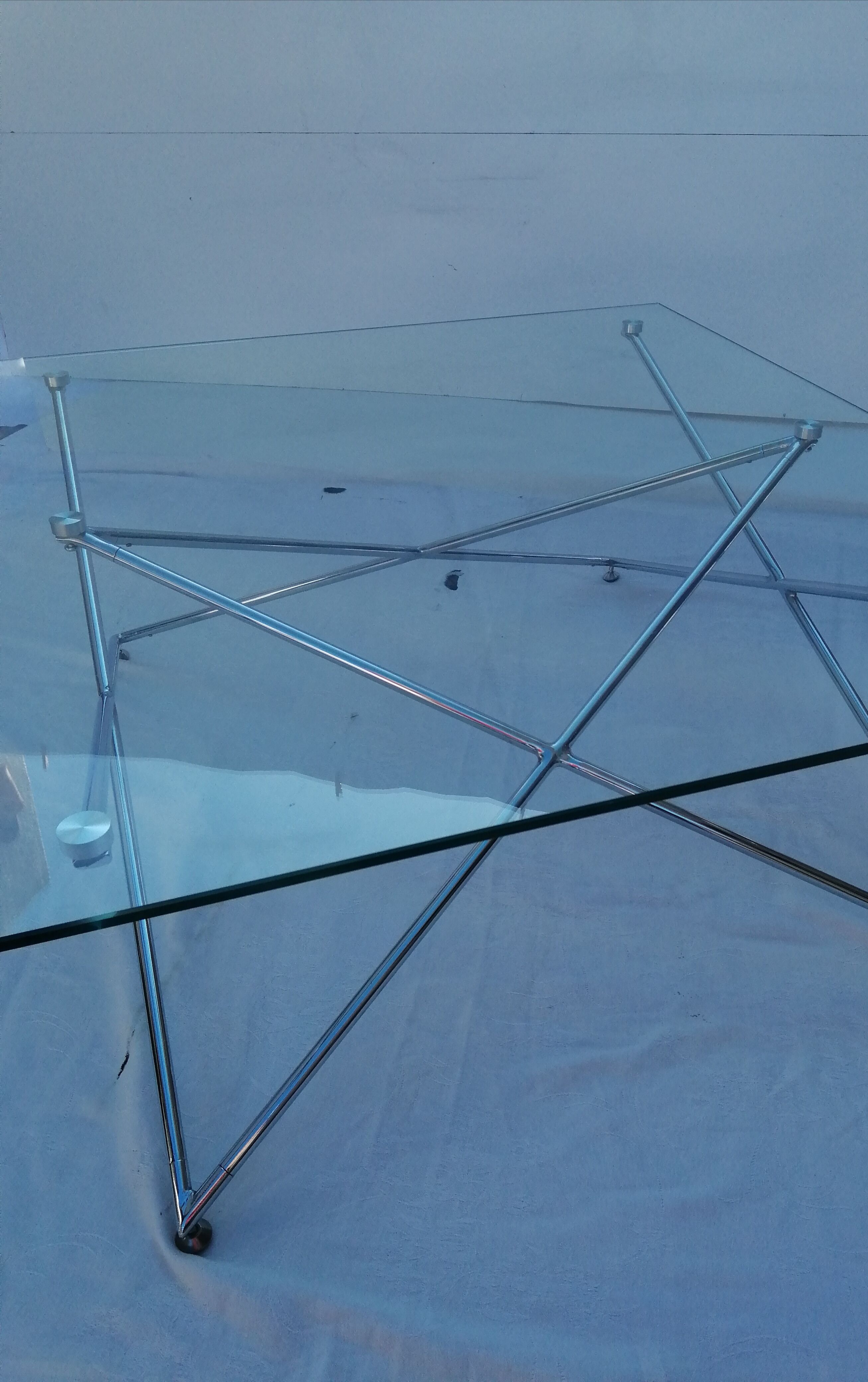Tempered glass coffee table, intertwined legs design