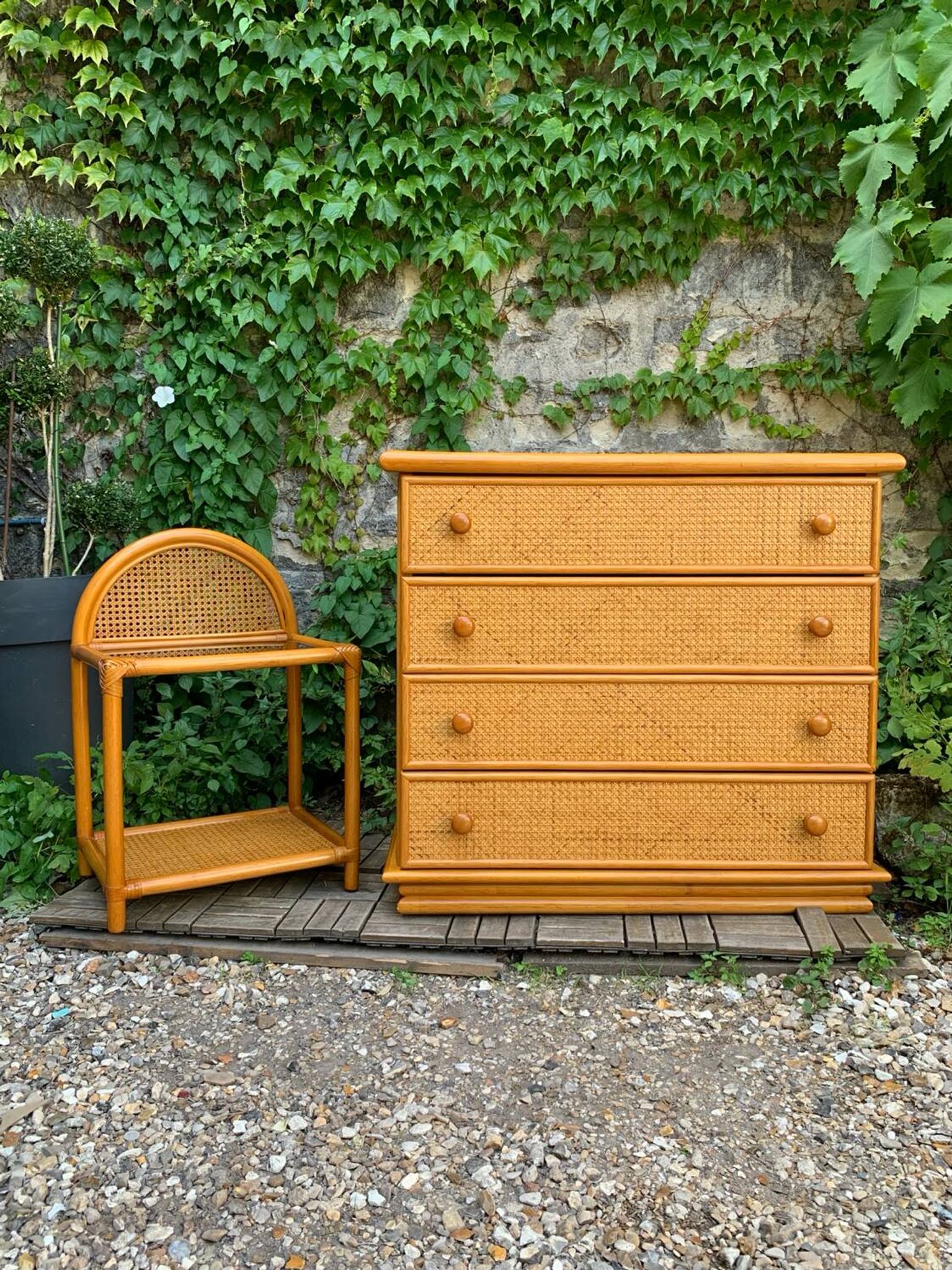 Dresser and its bedside table in rattan caning and vintage oak from the 1970s.