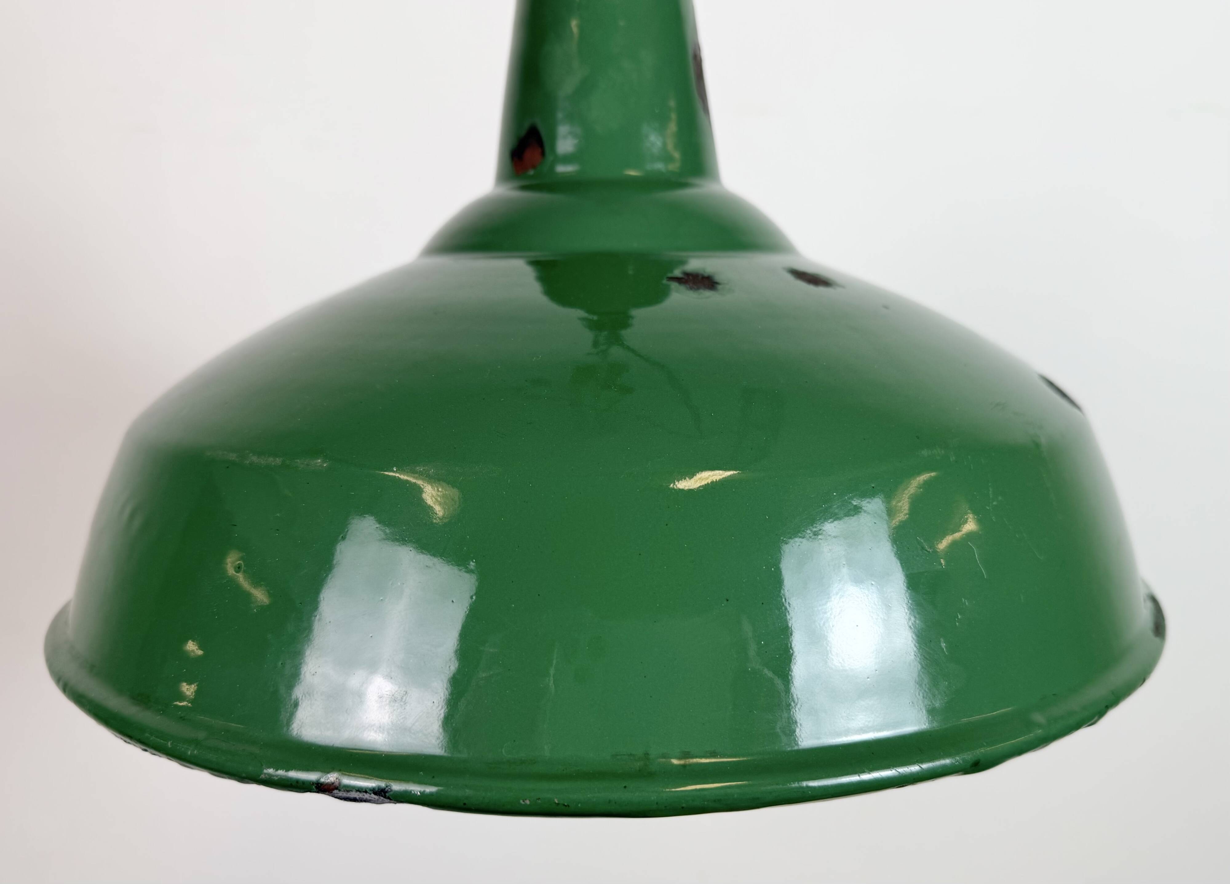 Lampe suspendue en émail vert britannique industriel, années 1960