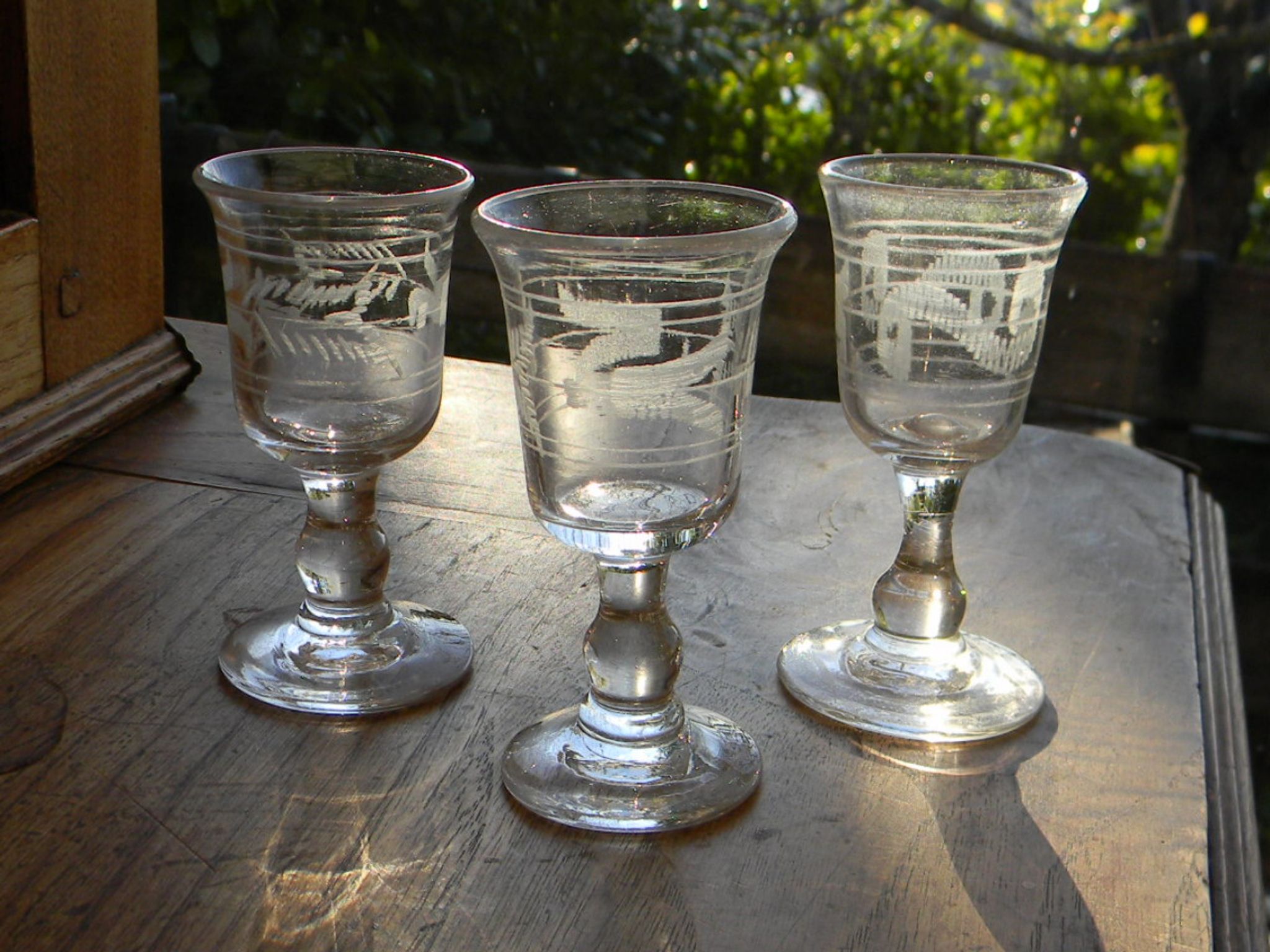 Set of 8 acid-engraved glass liquor glasses