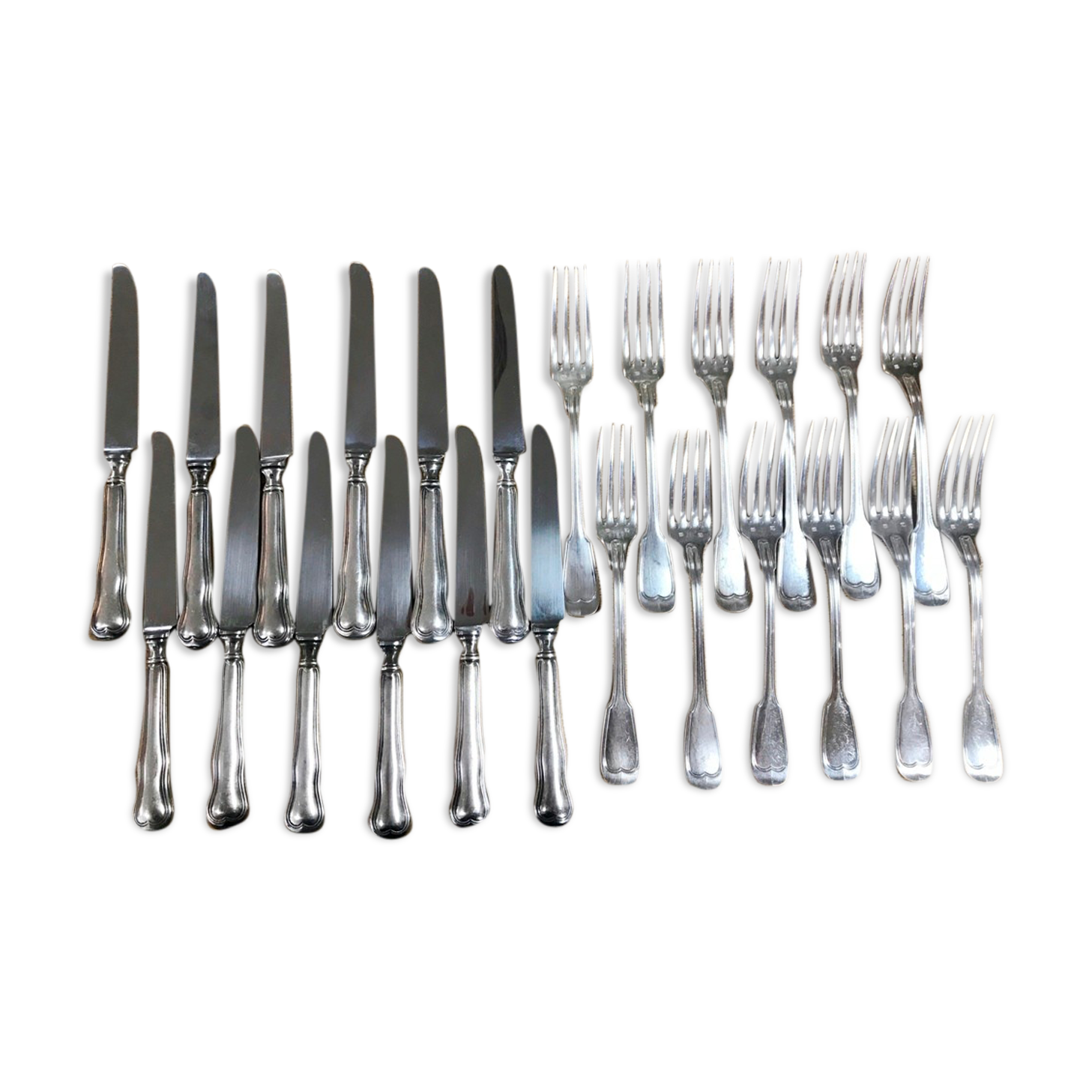 Set of 12 forks and knives in silver metal