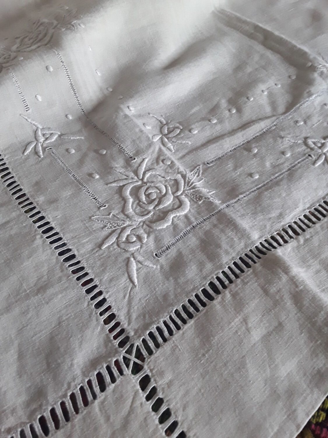 Drap blanc 2 personnes en coton brodé de roses