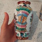 2 Japanese-style decorative vases