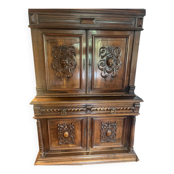 Buffet renaissance à deux corps en noyer
