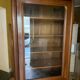 Armoire vitrine en noyer avec tiroir