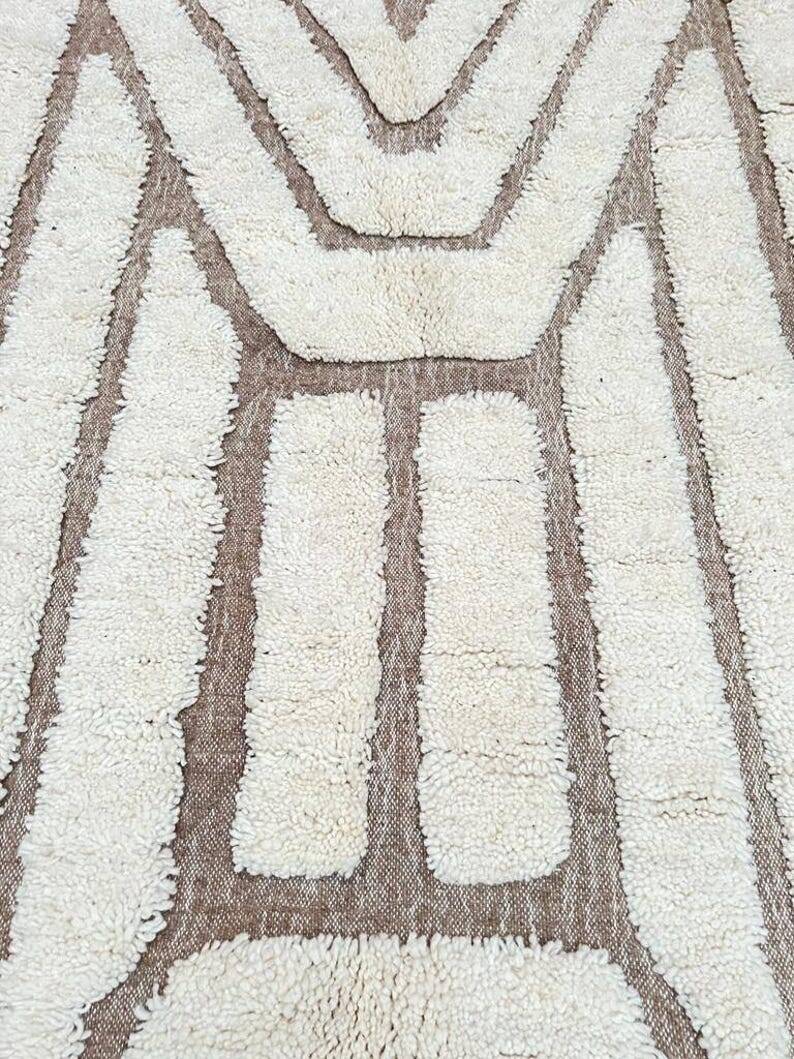 Ecru Moroccan rug with geometric patterns 280cm x 180cm