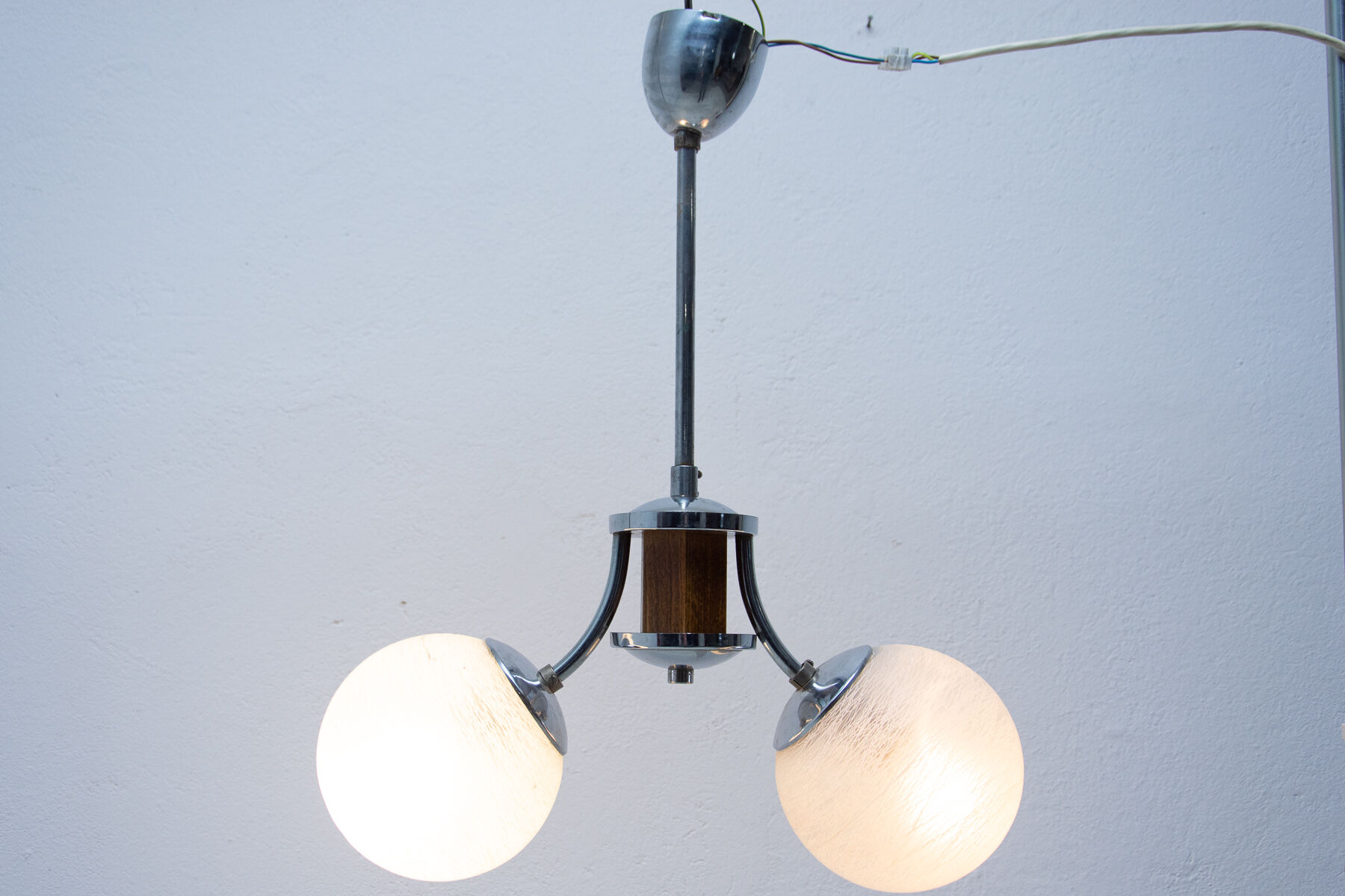 Suspension art déco chromé et bois, vers les années 1930