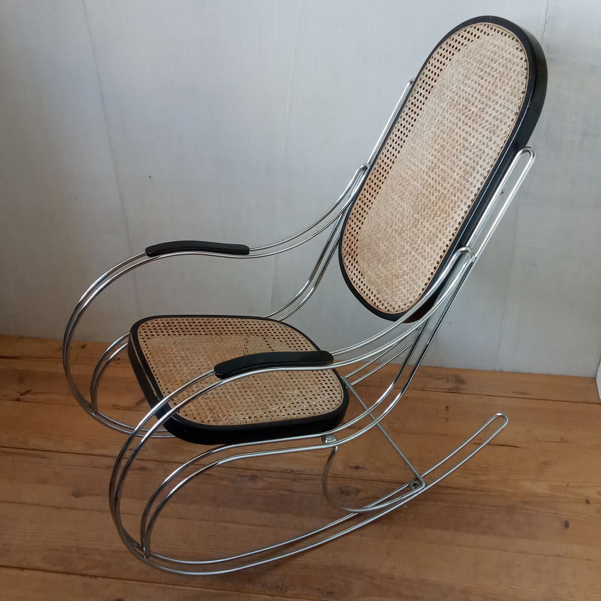 Rocking chair in chrome metal and wood
