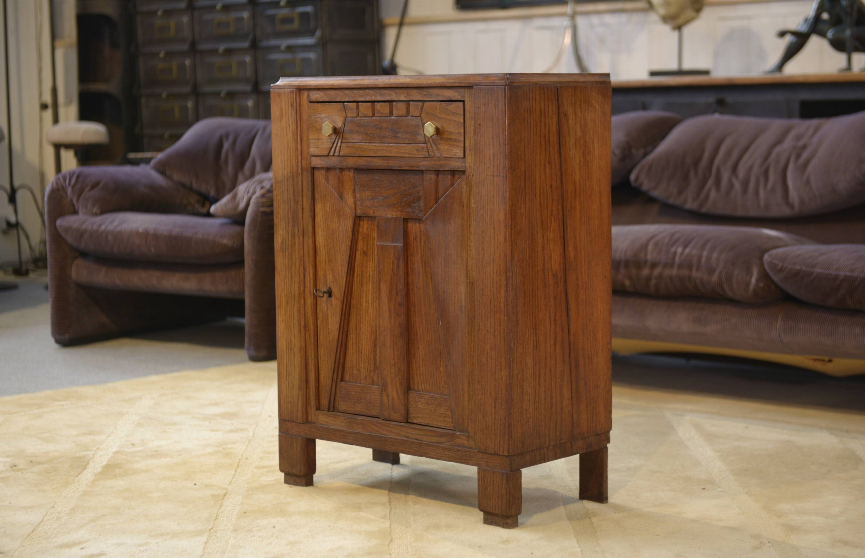 Art Deco oak chest of drawers with 5 drawers from the 1930s.