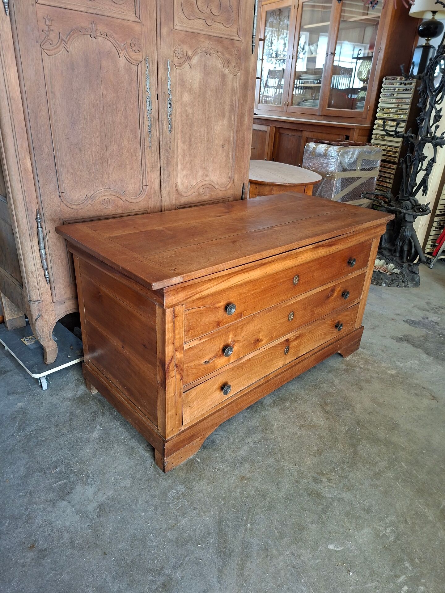 Louis Philippe 19th-century chest of drawers in solid walnut.