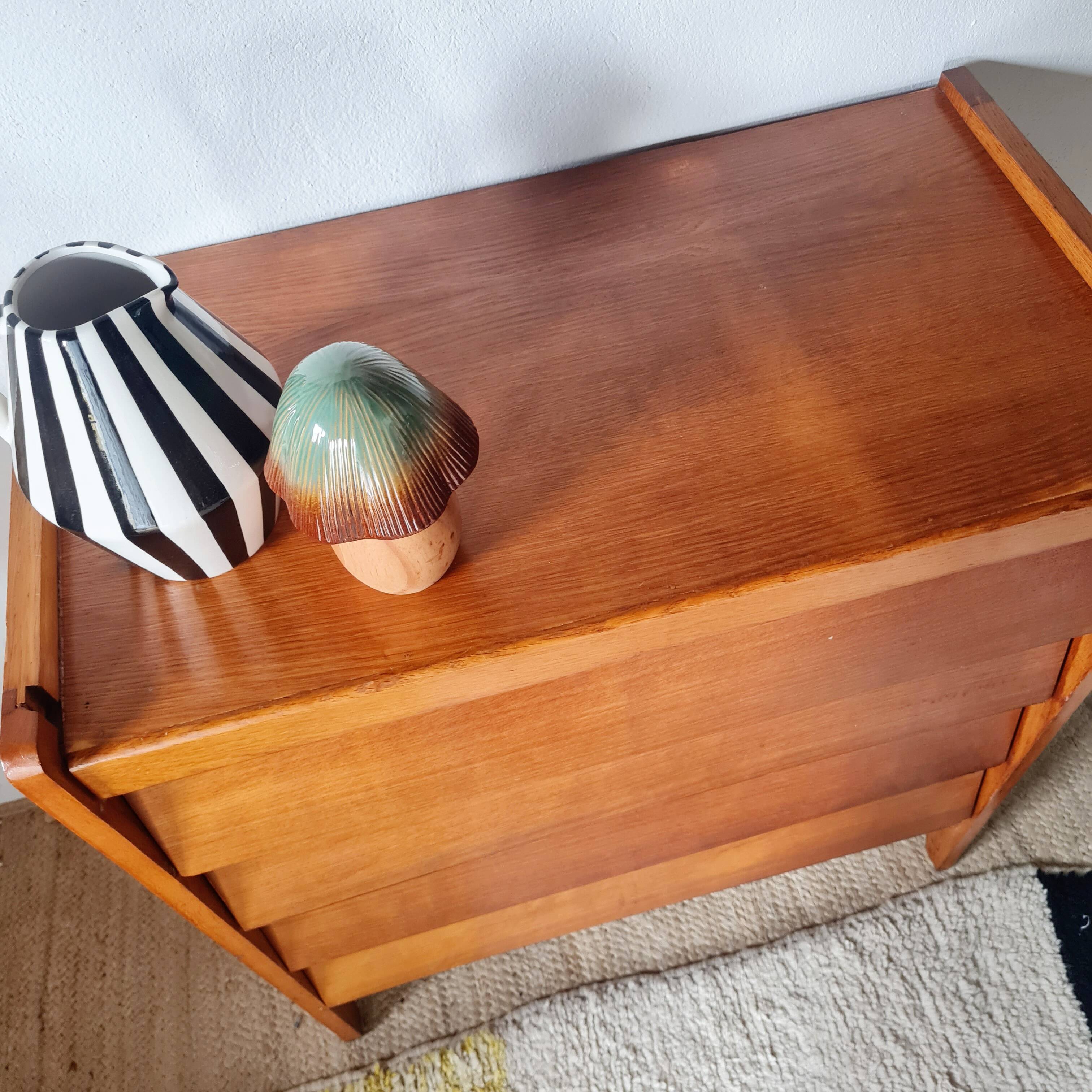 Commode vintage Mid-Century en chêne clair et tiroirs biseautés (1960)