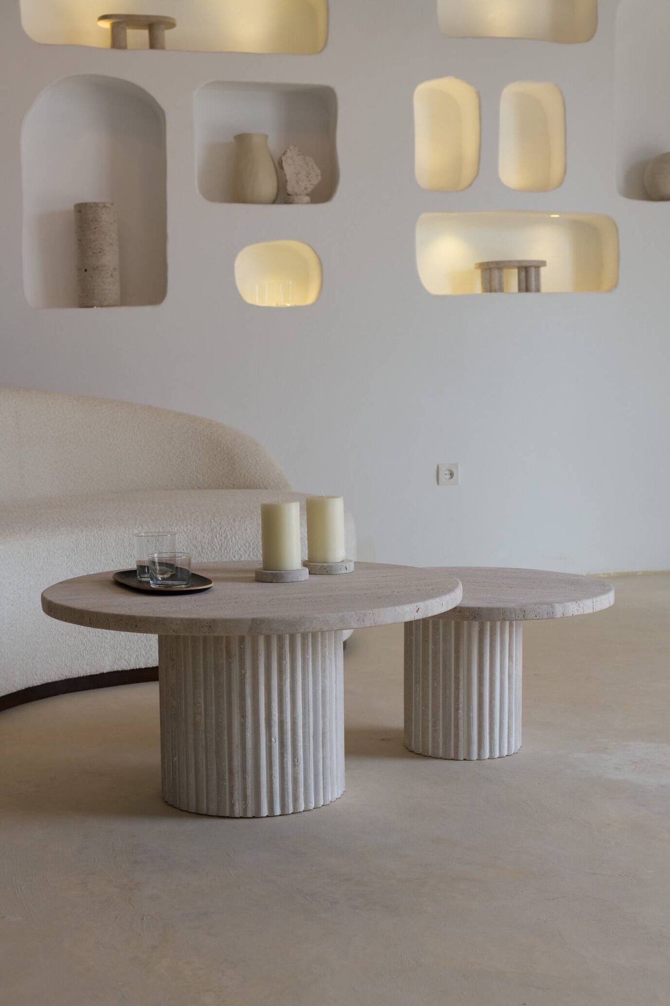 Tables basses gigognes rondes Omega en travertin naturel