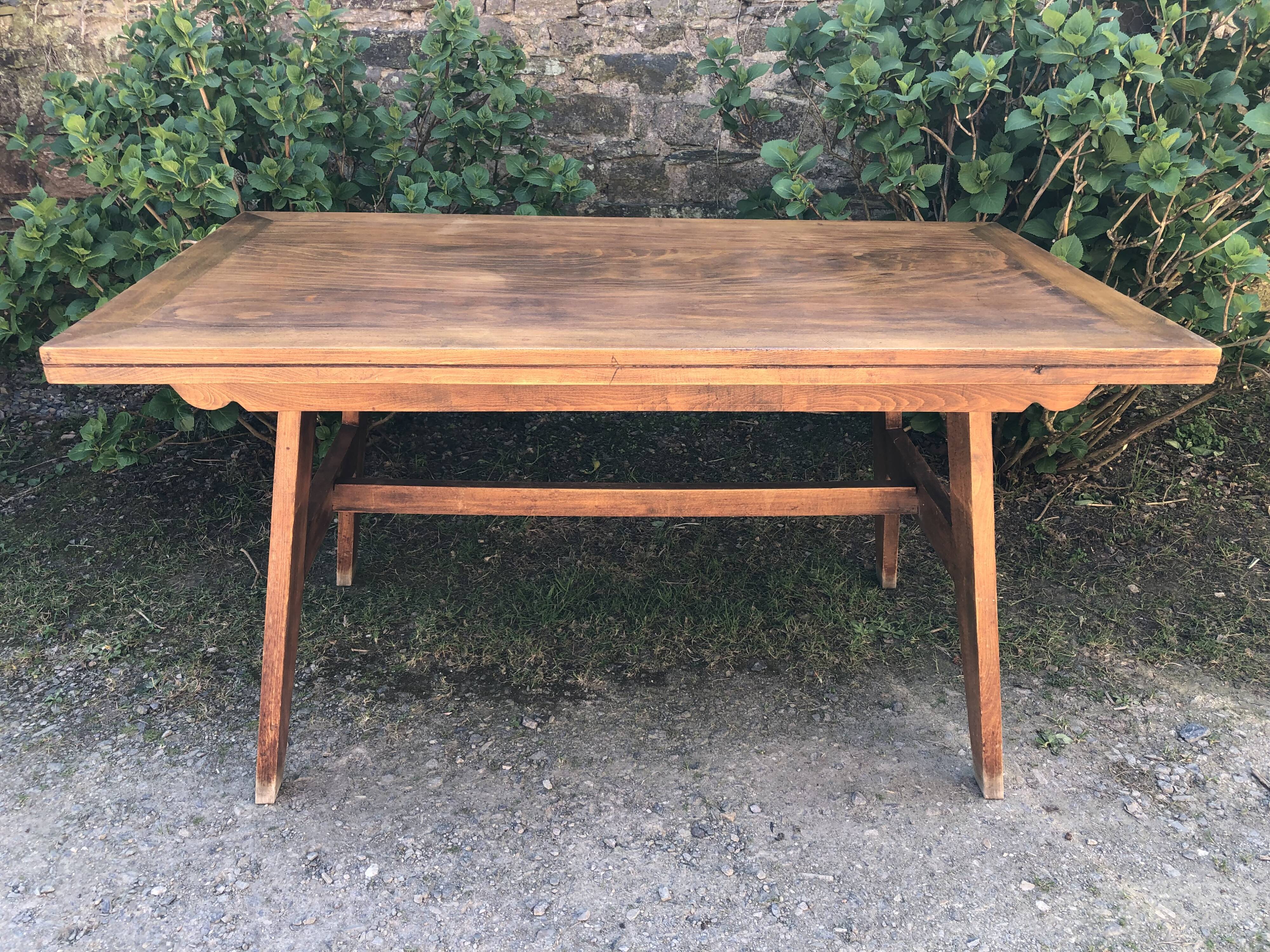 Table vintage d’époque reconstruction Rene Gabriel en hêtre.