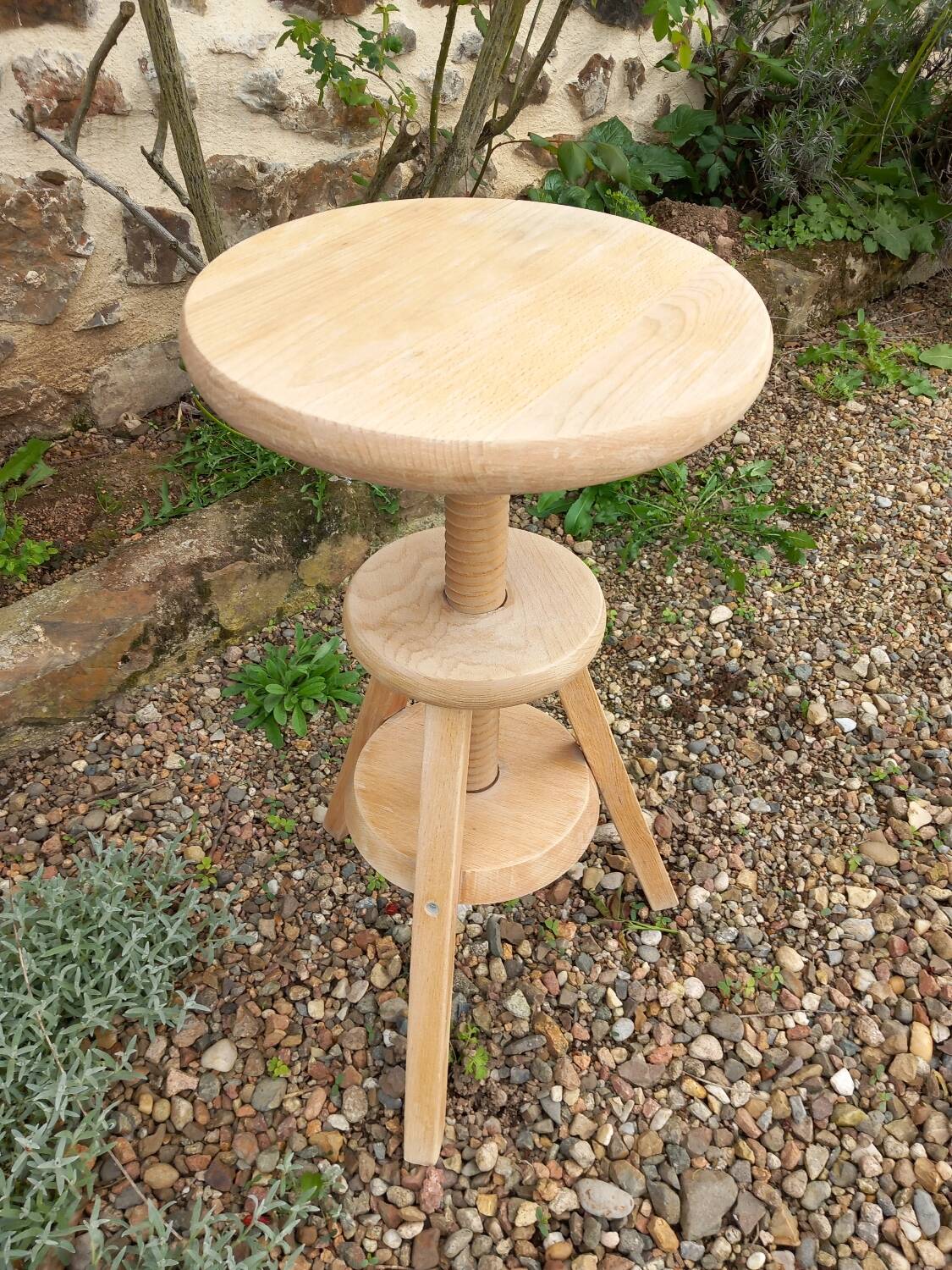 Tripod stool with screw
