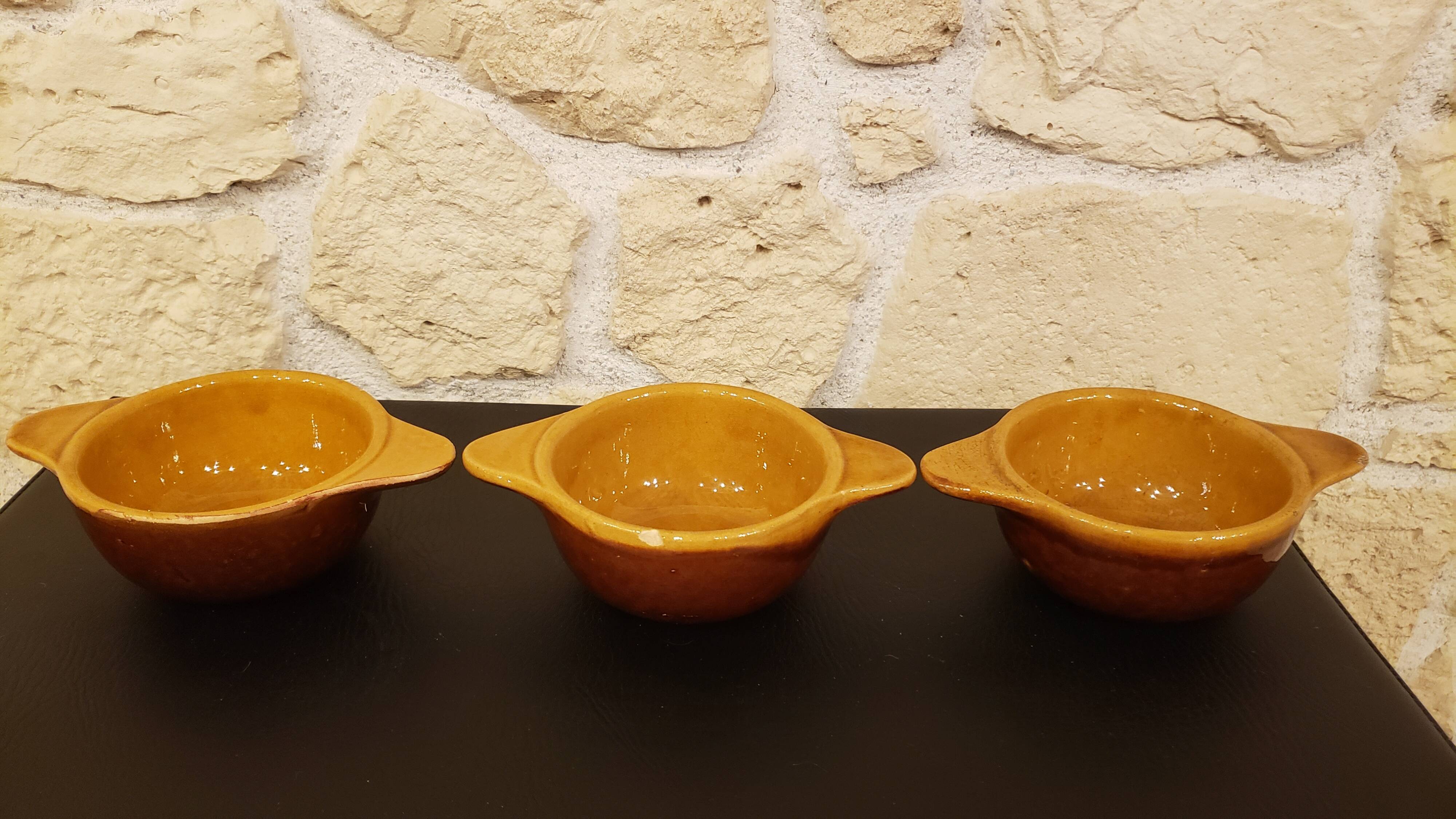 3 two-tone stoneware bowls with handles