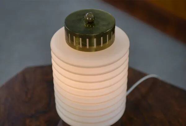 Lampe à poser scandinave avec opaline 1960’s