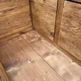 Coffre en bois peint.